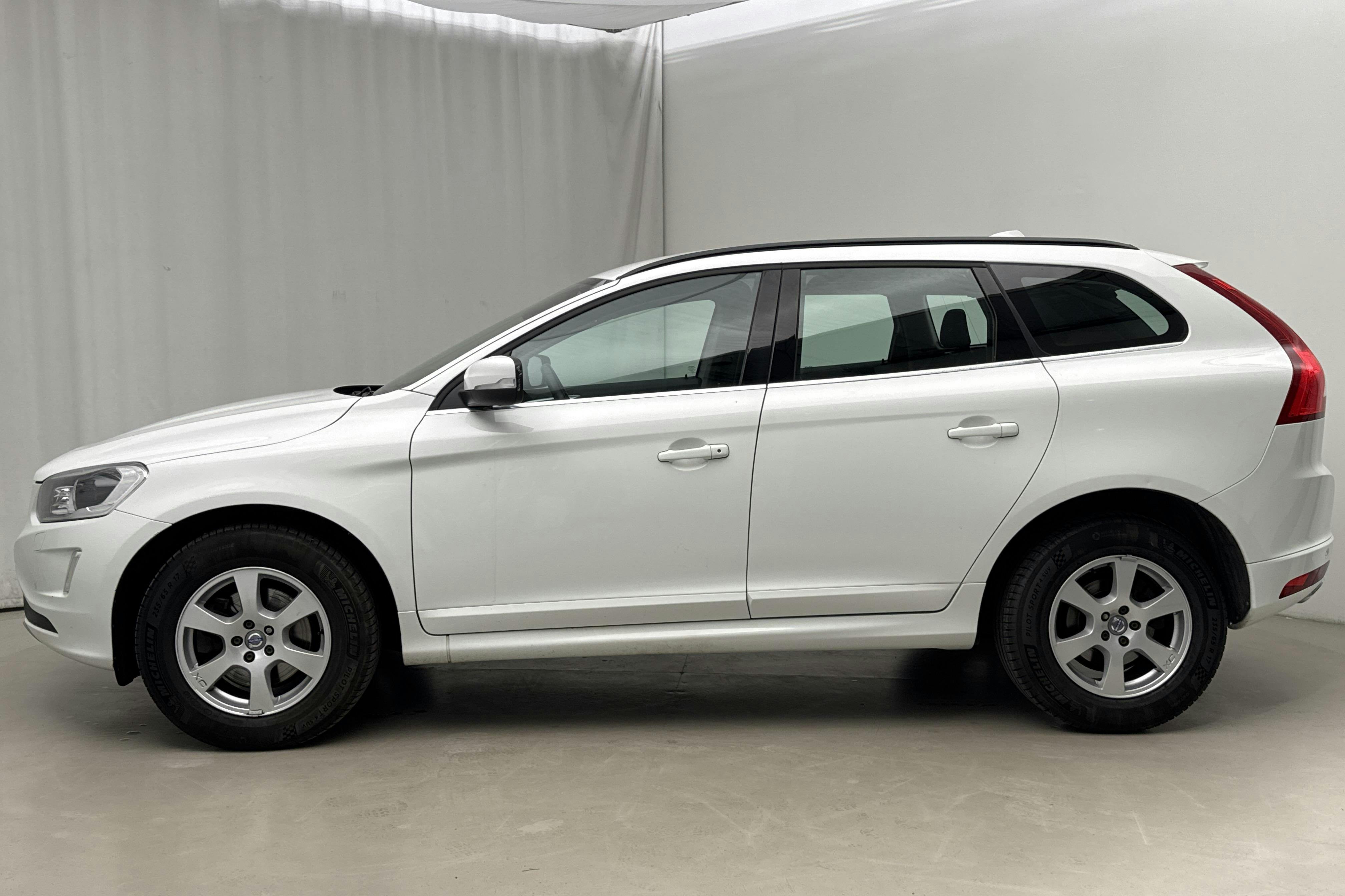 Presentationsfoto 2 av 16: Volvo XC60 D4 AWD (190hk) - 13 220 mil - Automat - vit - 2016