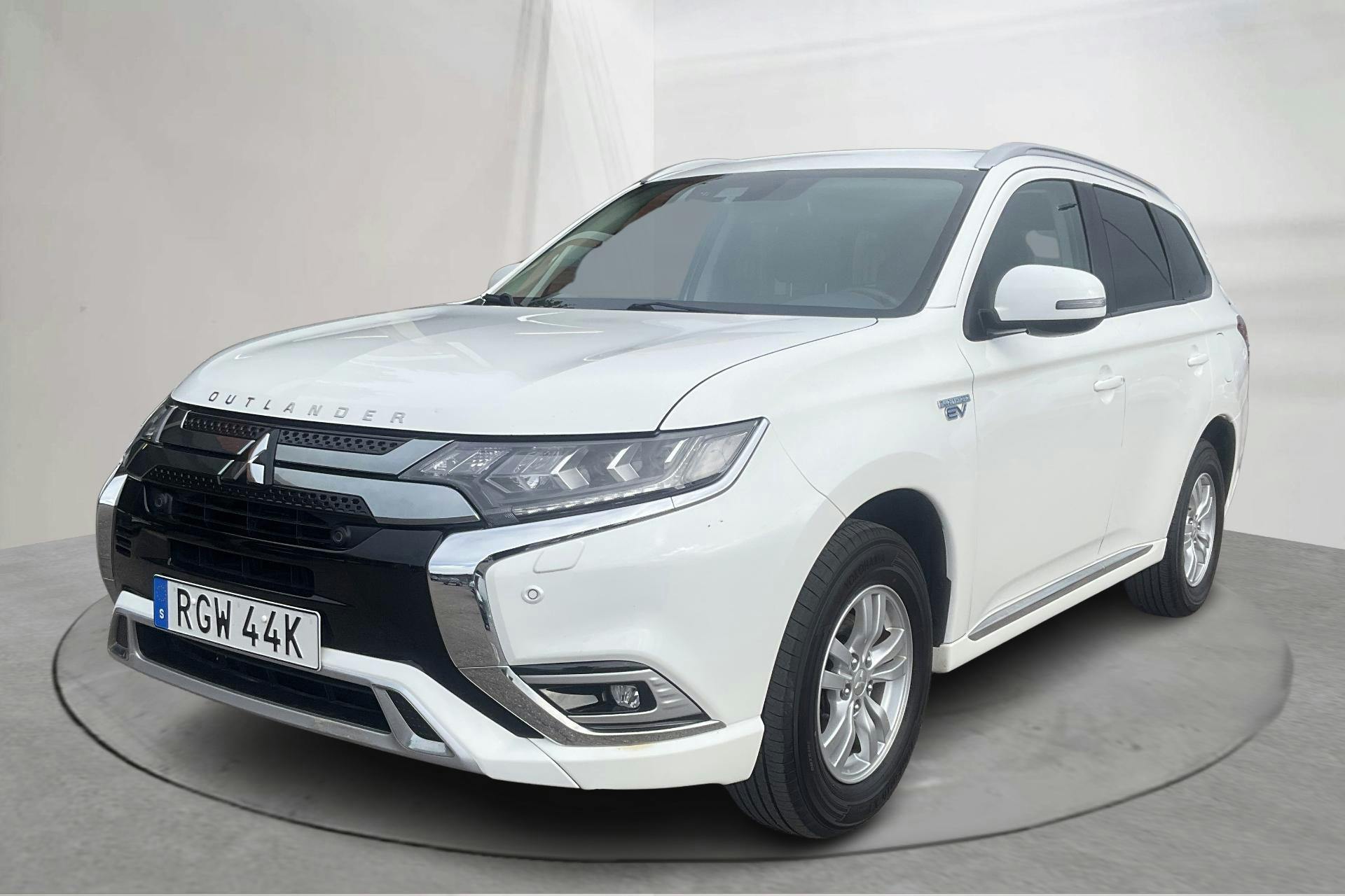 Presentationsfoto 1 av 15: Mitsubishi Outlander 2.4 Plug-in Hybrid 4WD (136hk) - 11 387 mil - Automat - vit - 2019