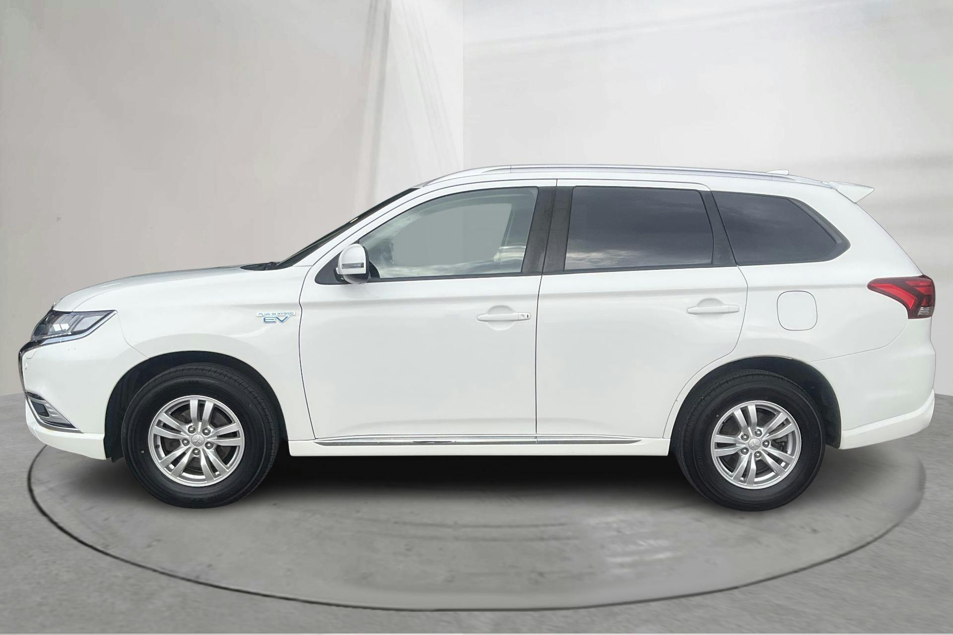 Presentationsfoto 2 av 15: Mitsubishi Outlander 2.4 Plug-in Hybrid 4WD (136hk) - 11 387 mil - Automat - vit - 2019