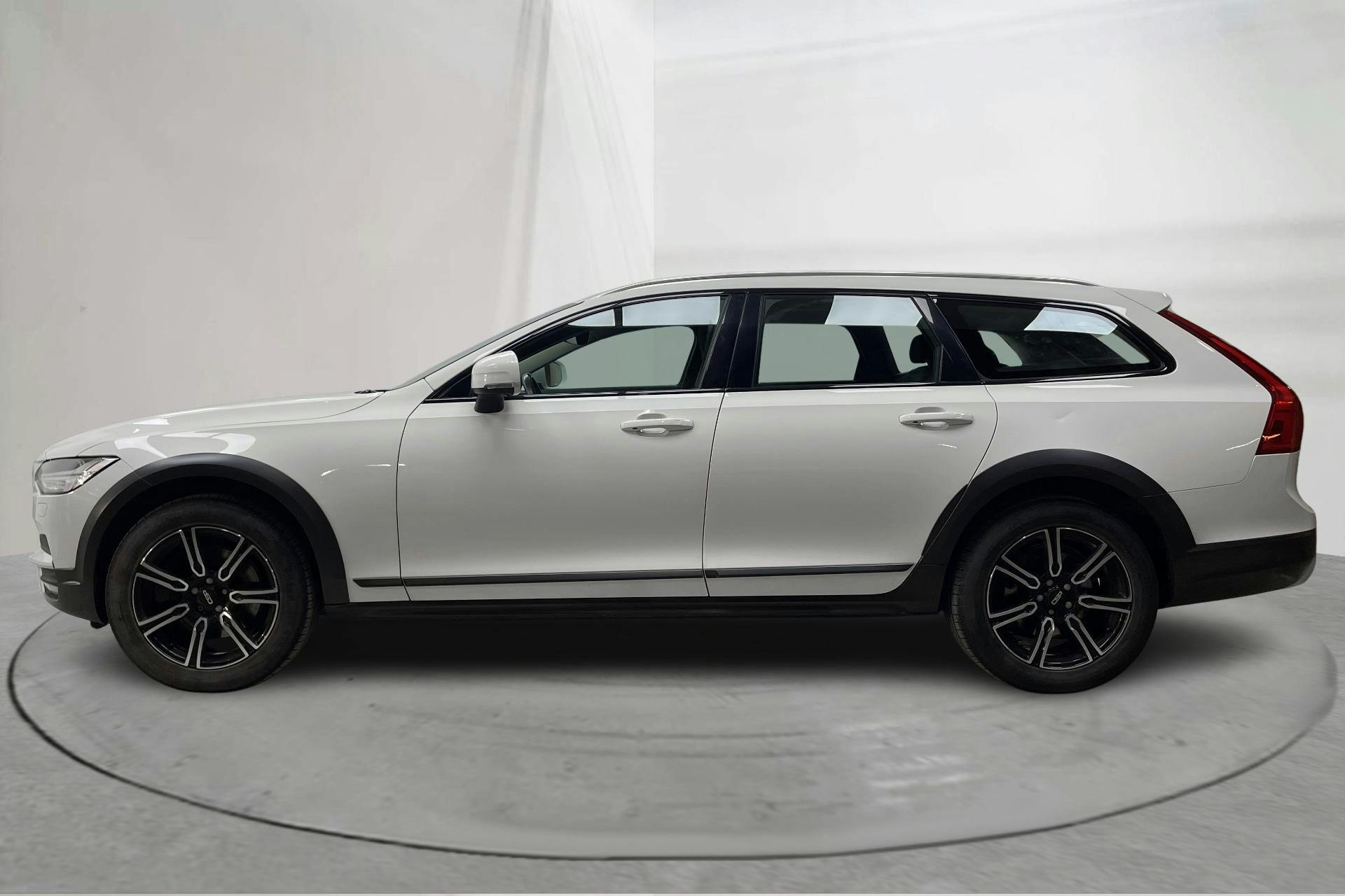 Presentationsfoto 2 av 14: Volvo V90 D4 Cross Country AWD (190hk) - 27 720 mil - Automat - vit - 2018