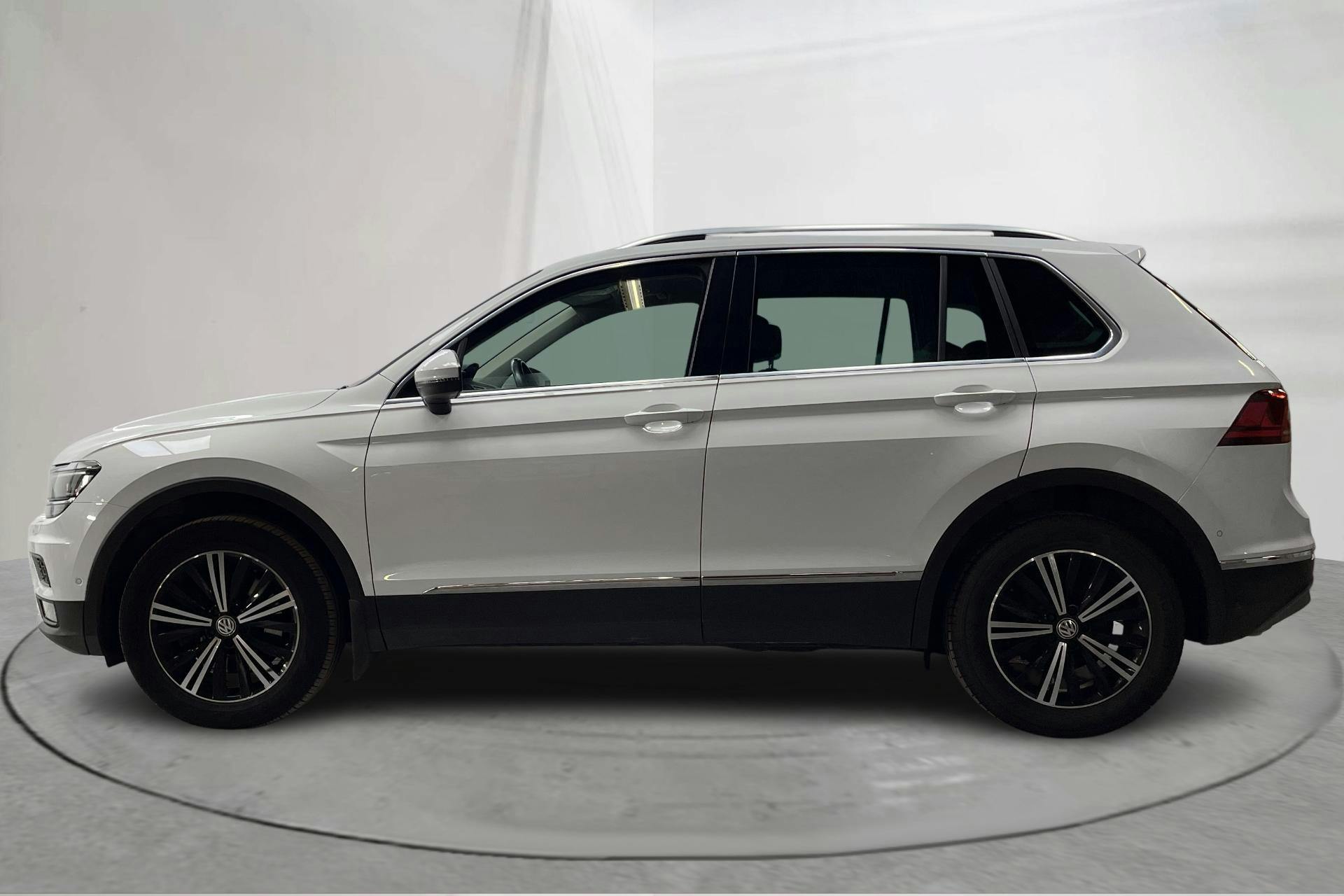 Presentationsfoto 2 av 16: VW Tiguan 2.0 TDI 4MOTION (190hk) - 12 090 mil - Automat - vit - 2020