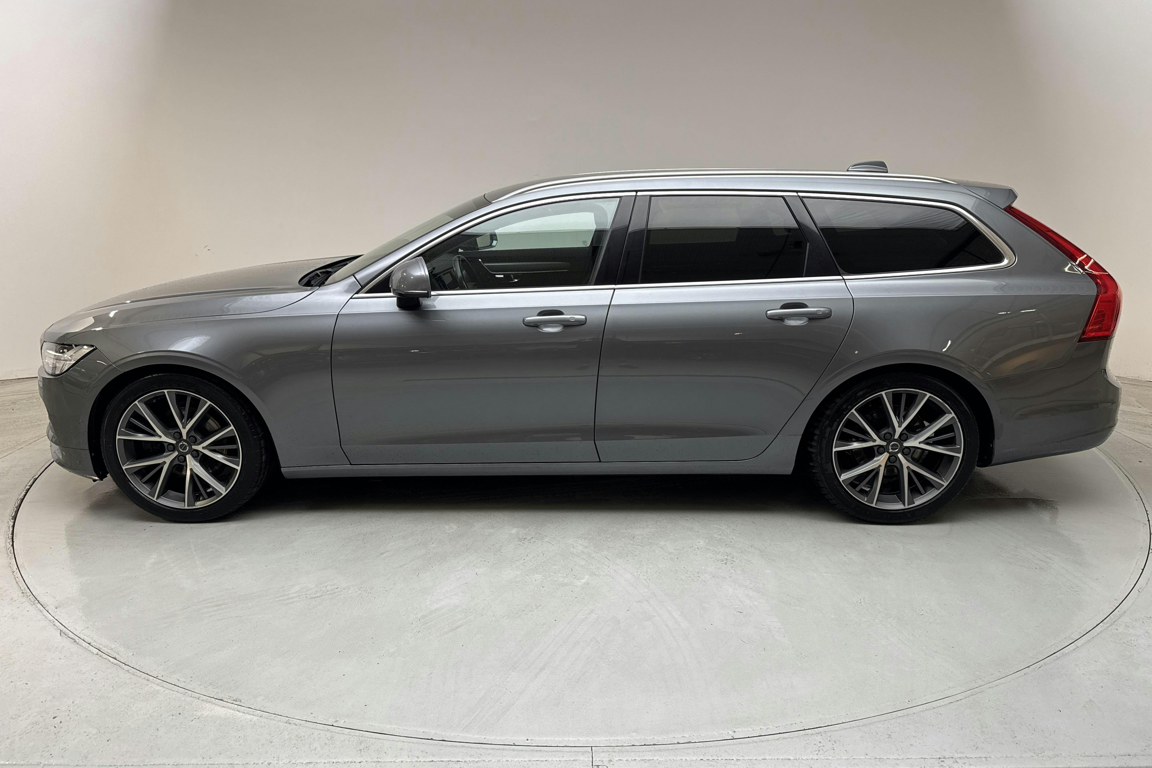 Presentationsfoto 2 av 13: Volvo V90 D4 (190hk) - 14 338 mil - Manuell - grå - 2017