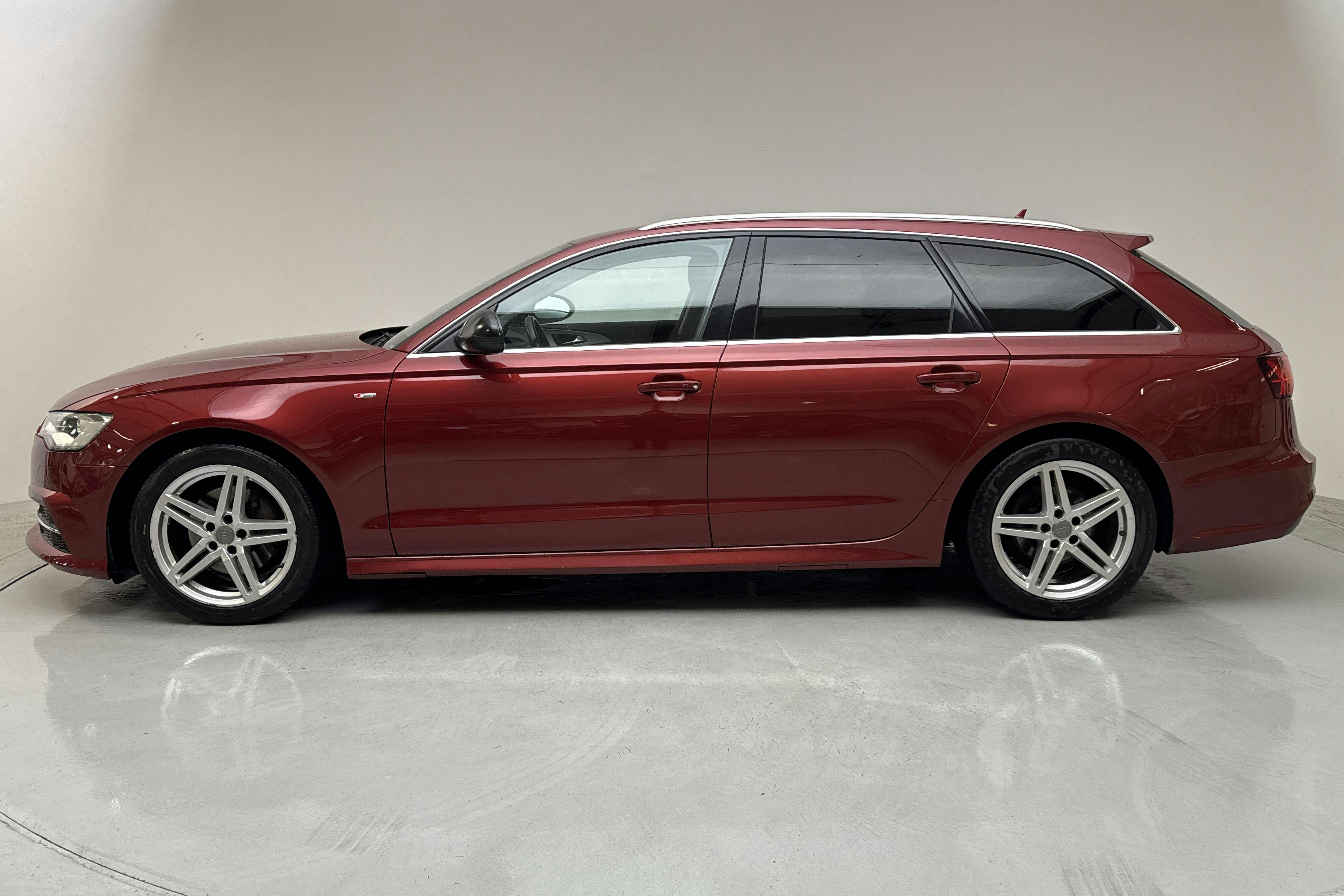Presentationsfoto 2 av 12: Audi A6 2.0 TDI Avant (190hk) - 17 477 mil - Manuell - röd - 2017