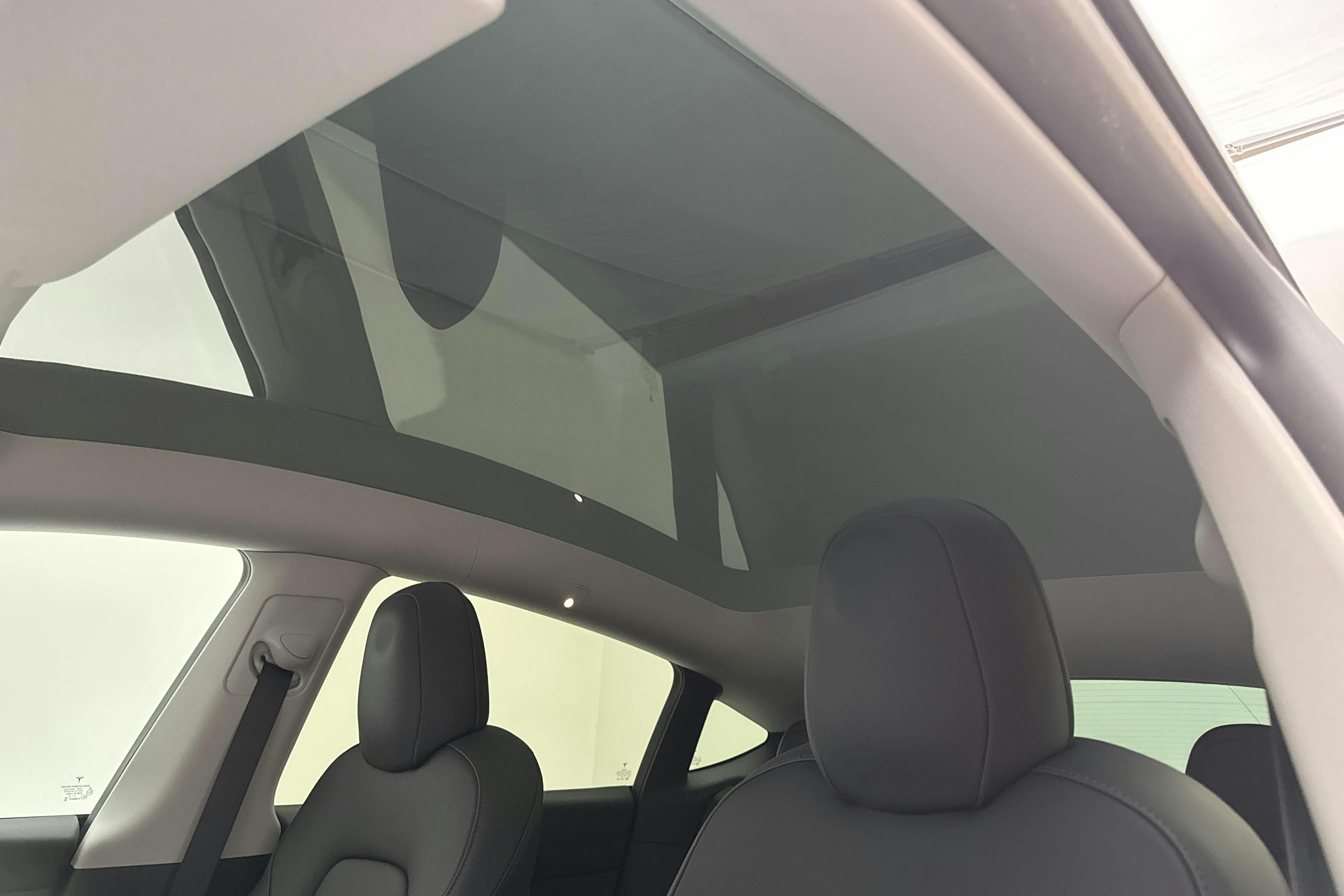 Presentationsfoto 19 av 19: Tesla Model Y Long Range Dual Motor AWD - 8 855 mil - Automat - vit - 2022