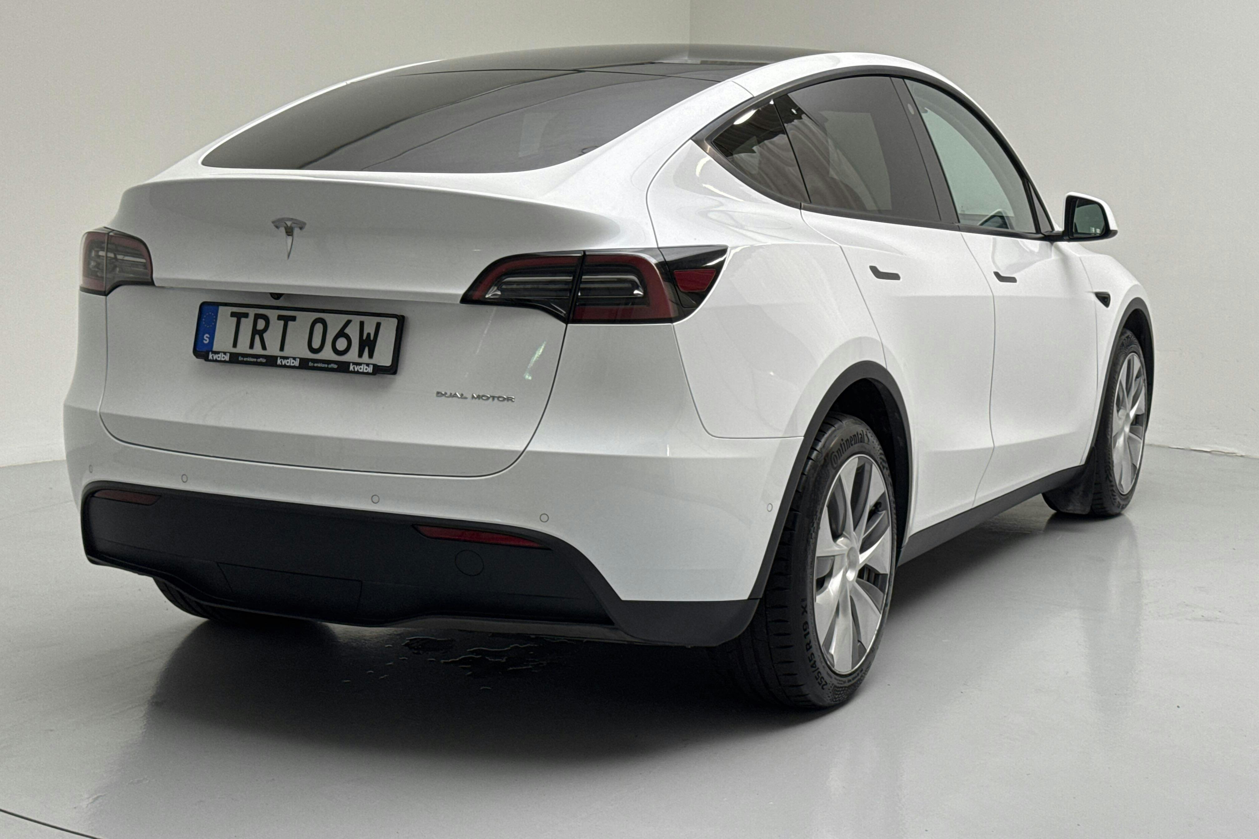 Tesla Model Y Long Range Dual Motor AWD - 8 855 mil - Automat - vit - 2022