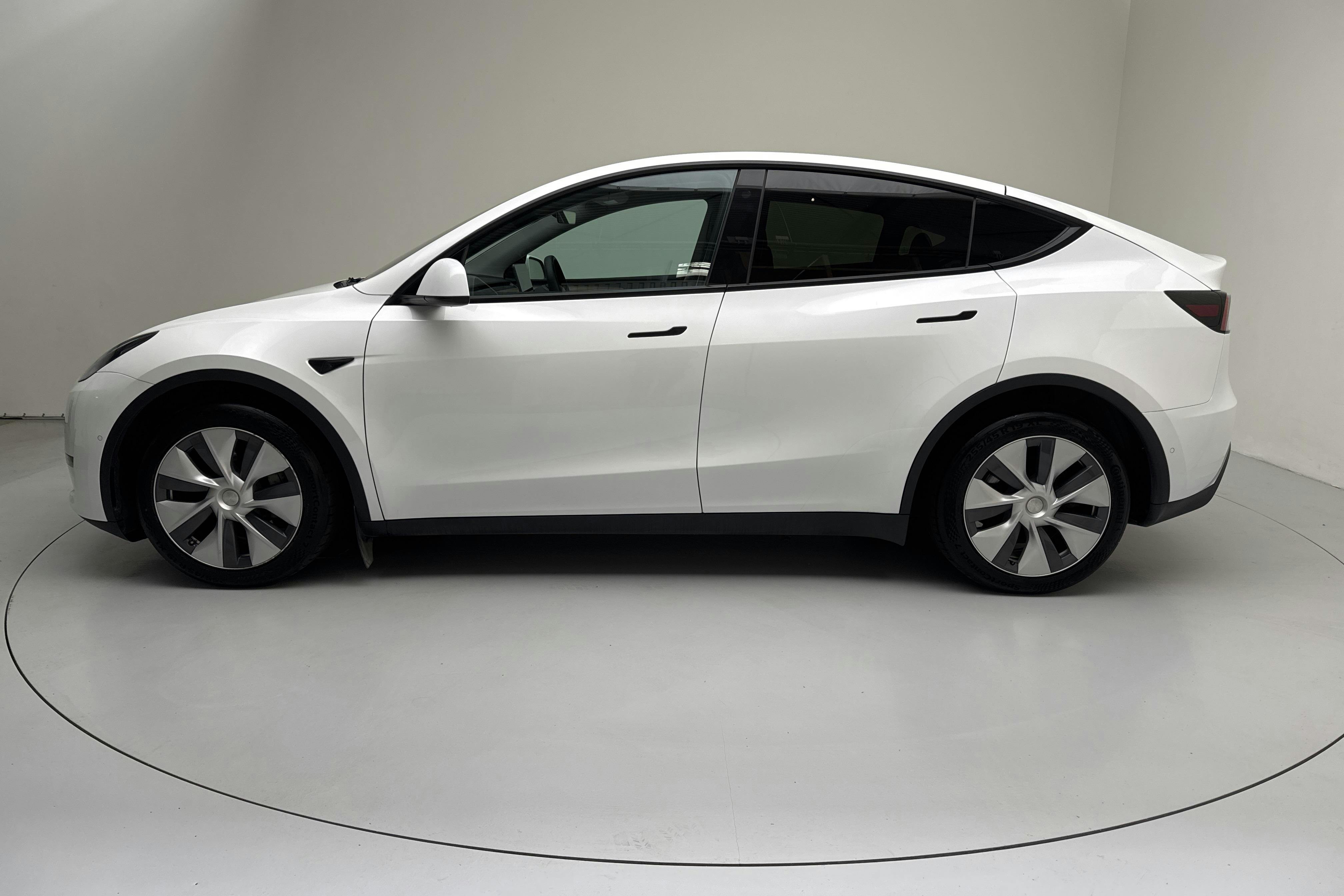 Presentationsfoto 2 av 19: Tesla Model Y Long Range Dual Motor AWD - 8 855 mil - Automat - vit - 2022