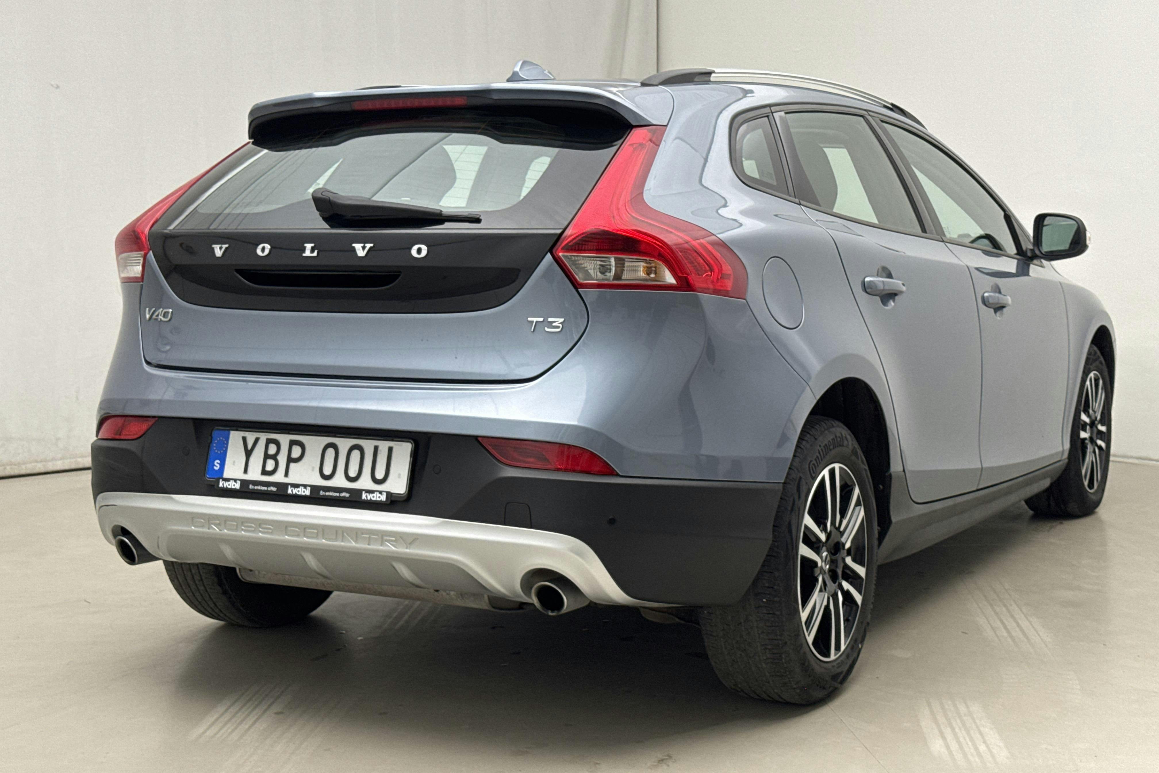Volvo V40 Cross Country T3 (152hk) - 9 334 mil - Automat - Light Blue - 2019