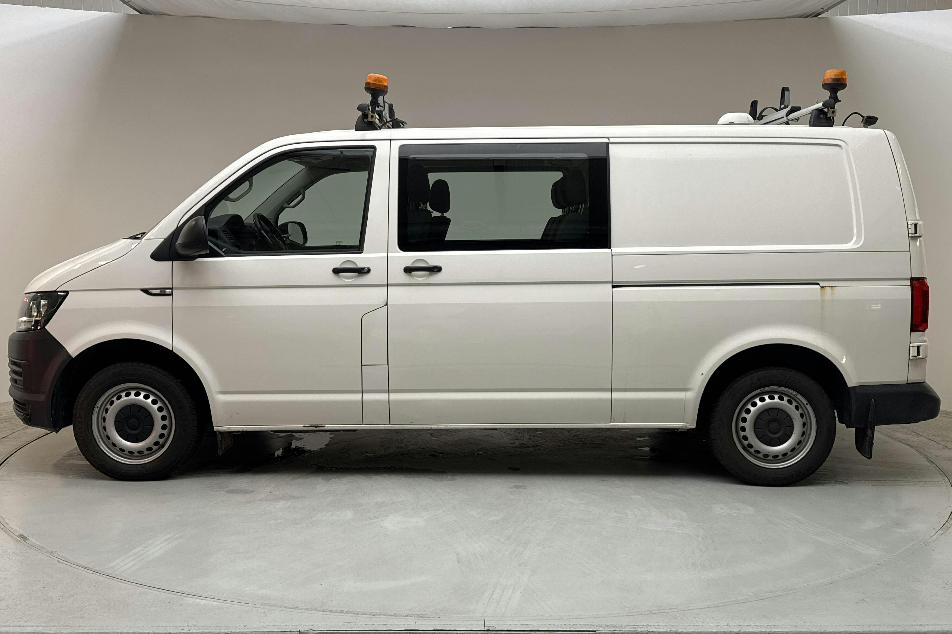 Presentationsfoto 2 av 12: VW Transporter T6 2.0 TDI BMT Skåp 4MOTION (150hk) - 19 334 mil - Manuell - vit - 2018