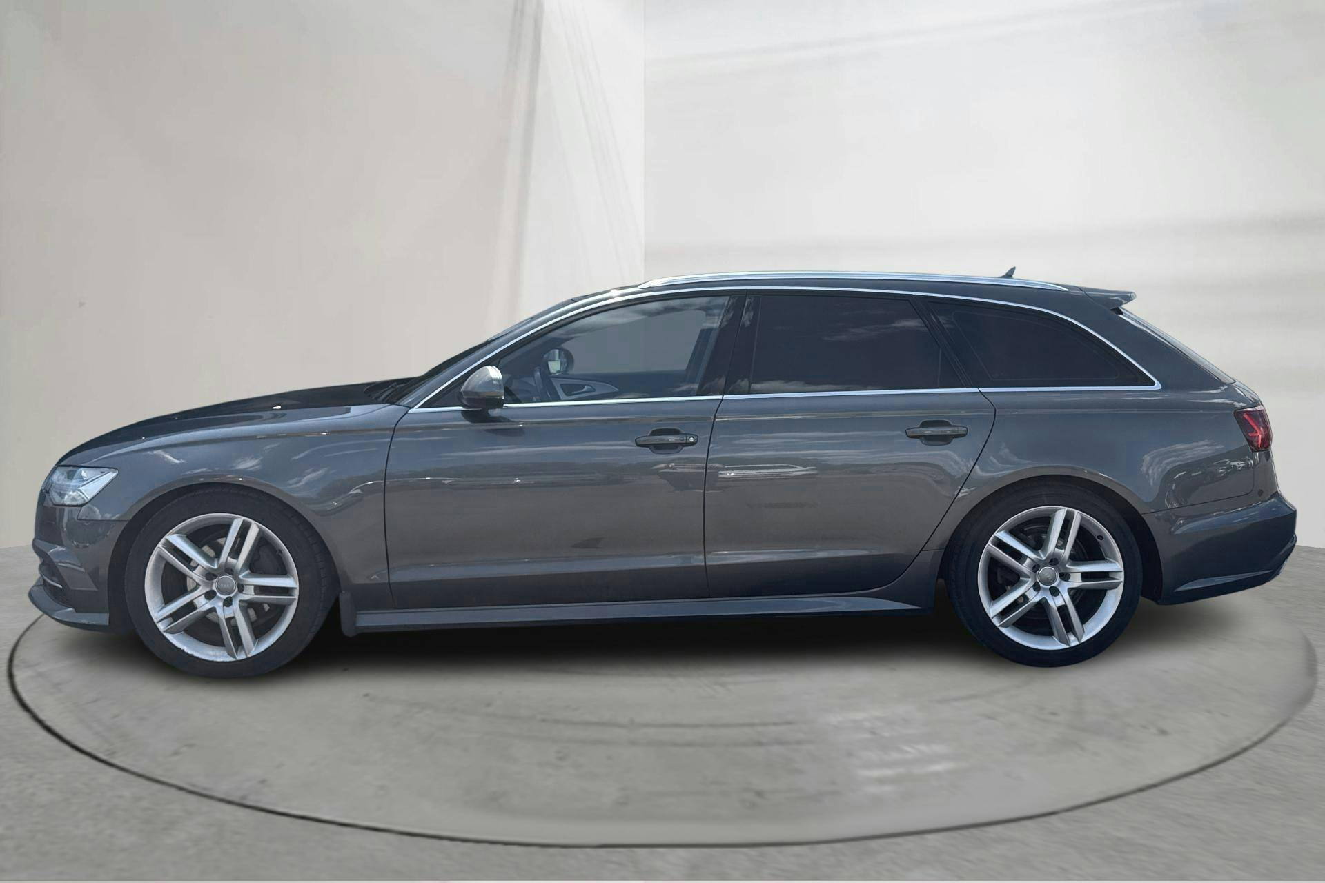 Presentationsfoto 2 av 13: Audi A6 2.0 TDI Avant quattro (190hk) - 14 651 mil - Automat - grå - 2017