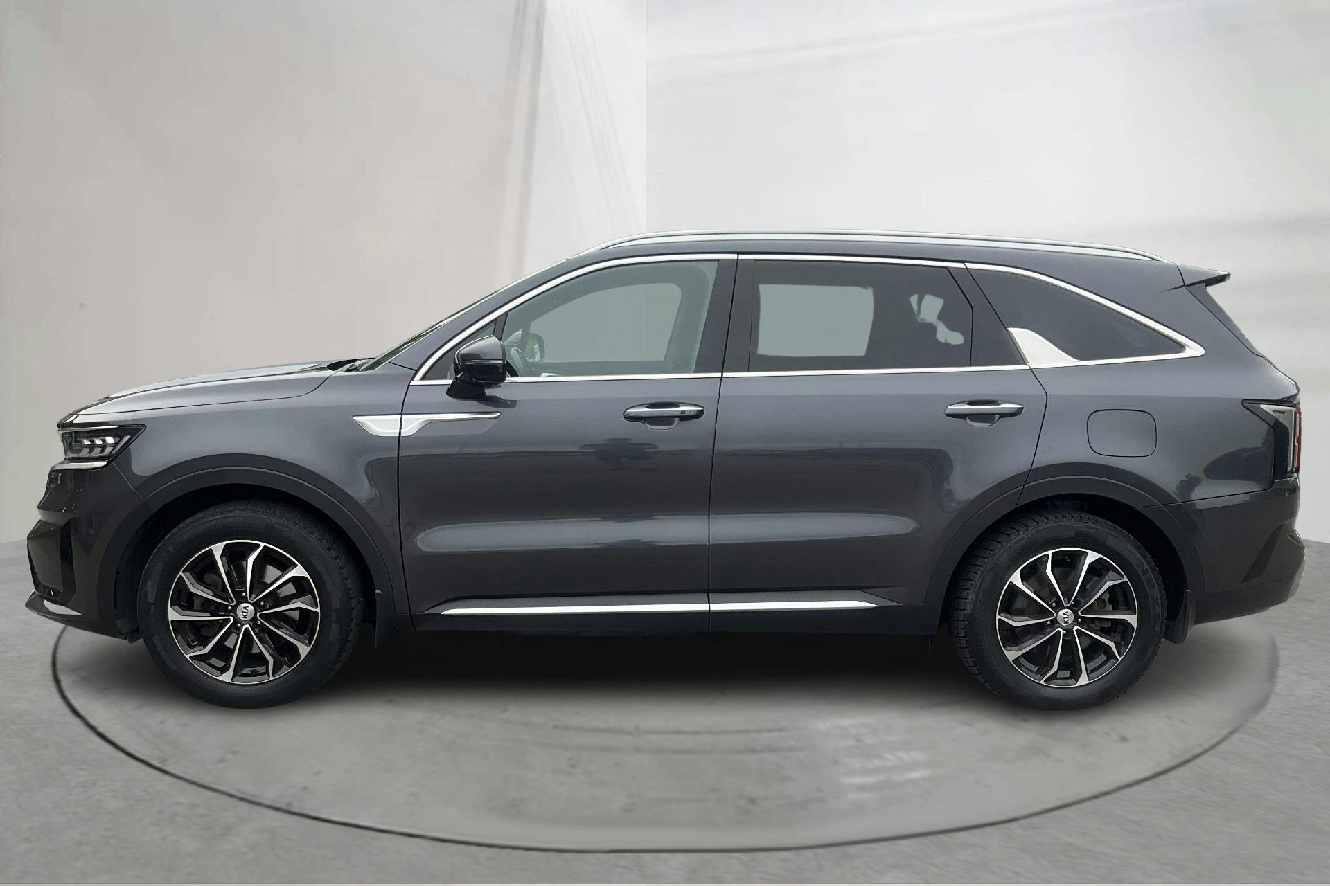 Presentationsfoto 2 av 19: KIA Sorento 1.6 T-GDi Plug-in Hybrid AWD (265hk) - 7 403 mil - Automat - grå - 2021