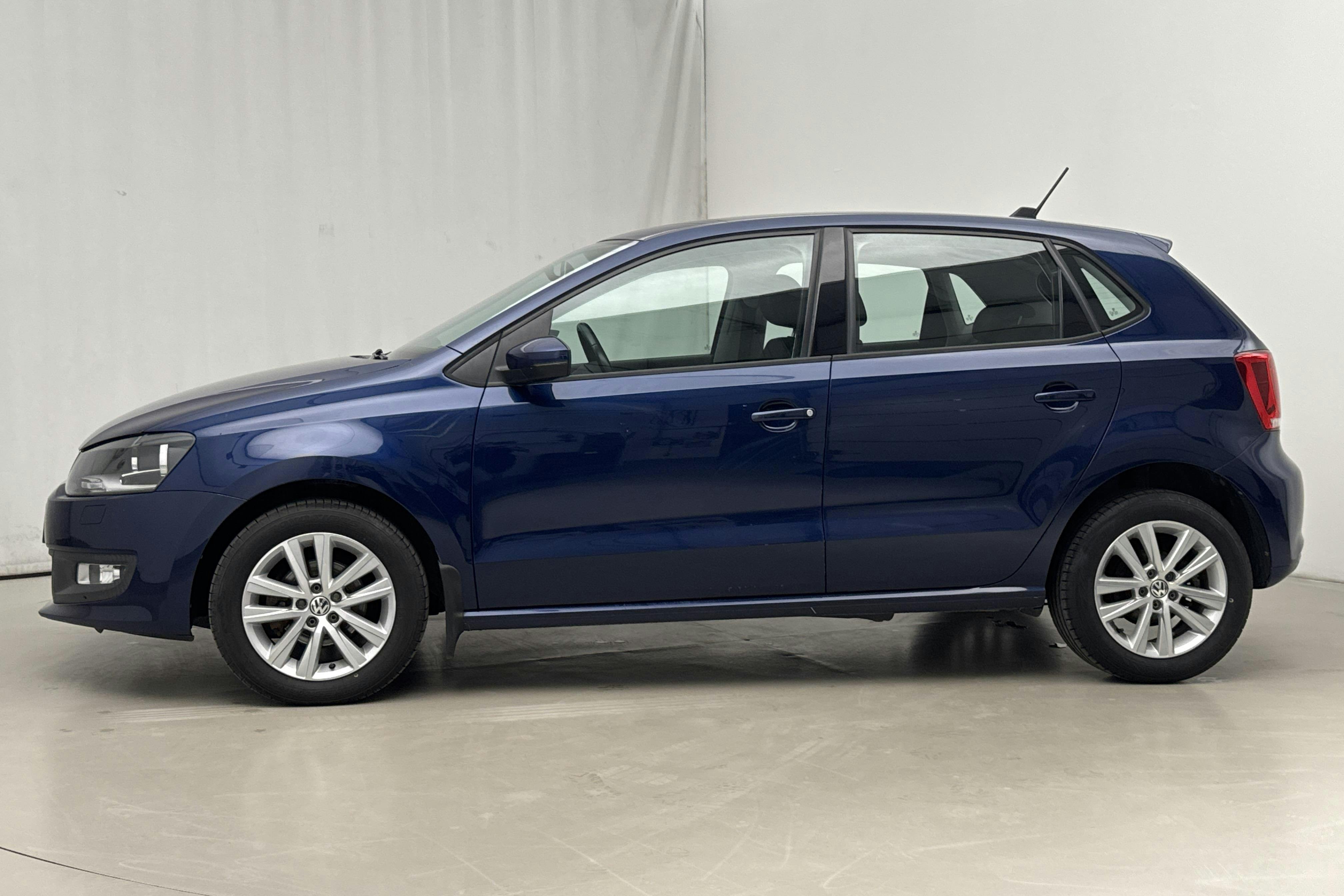 Presentationsfoto 2 av 13: VW Polo 1.4 5dr (85hk) - 9 299 mil - Manuell - Dark Blue - 2014