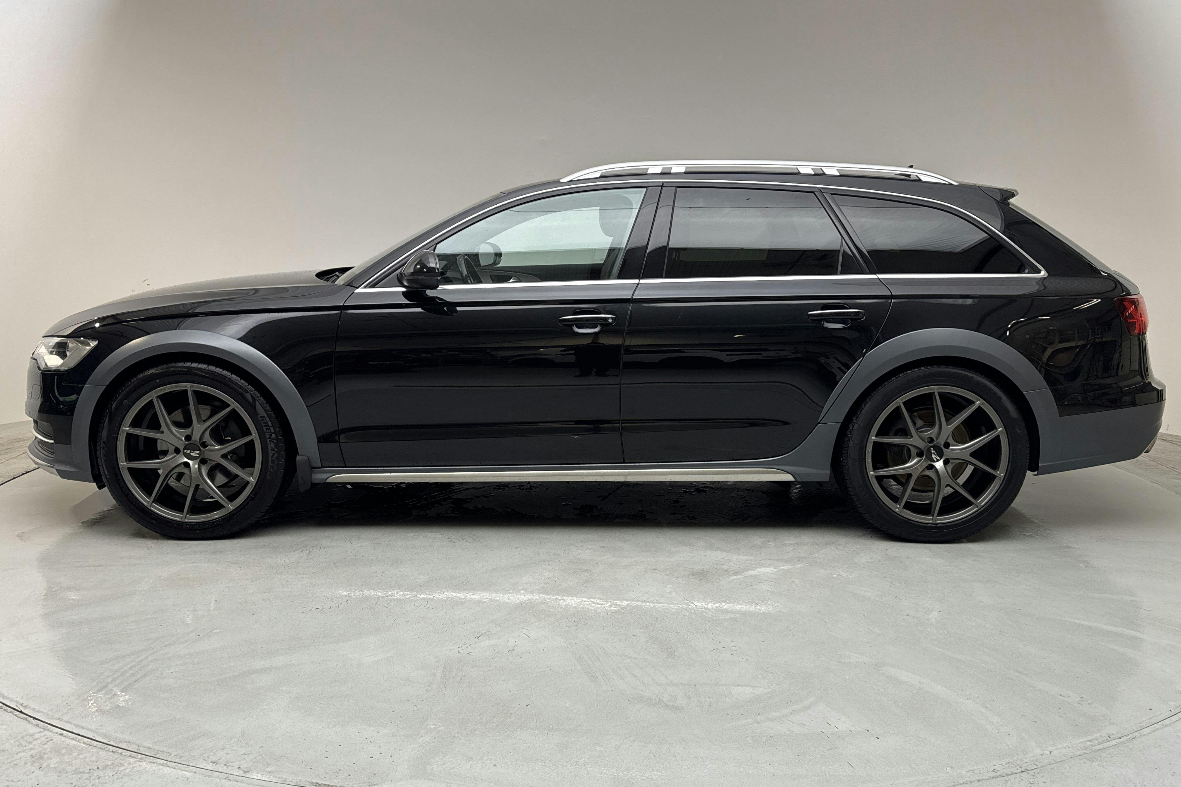 Presentationsfoto 2 av 14: Audi A6 Allroad 3.0 TDI quattro (218hk) - 18 703 mil - Automat - svart - 2016