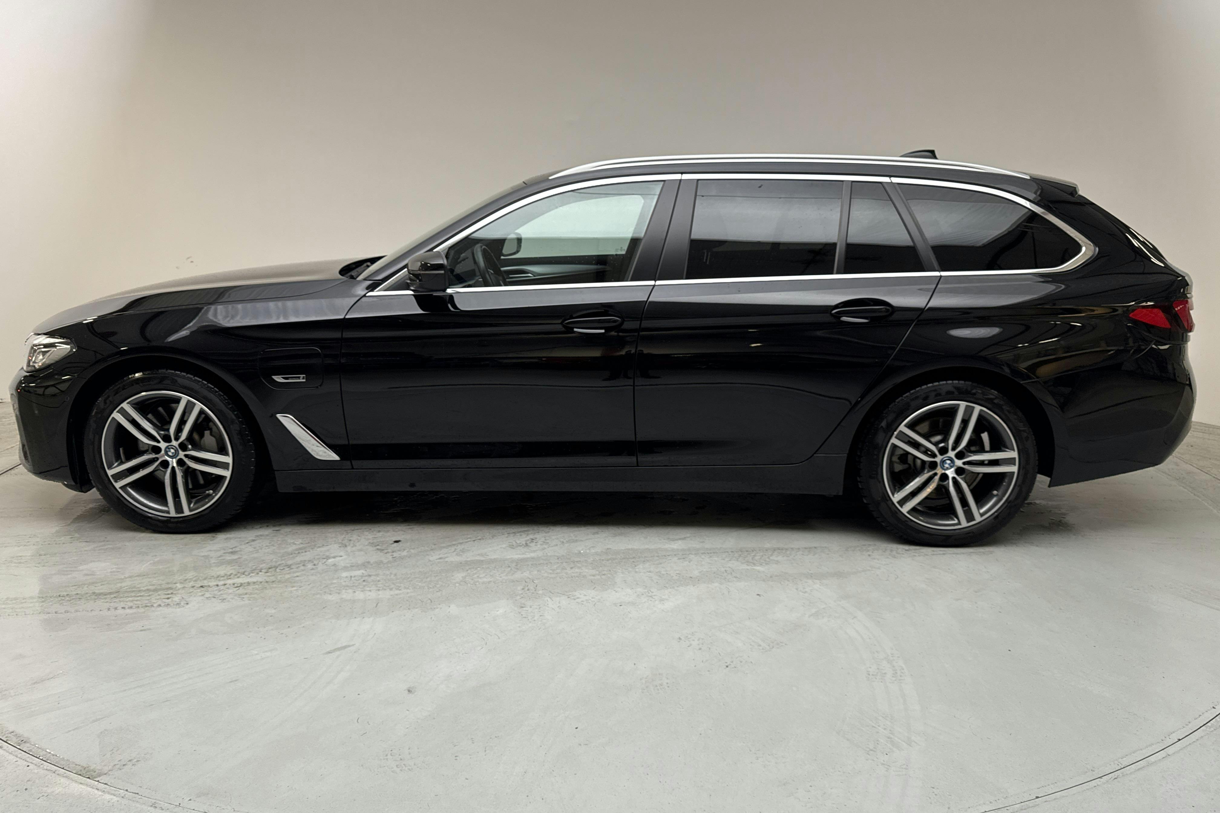 Presentationsfoto 2 av 16: BMW 530e xDrive Touring, G31 12kWh LCI (292hk) - 6 706 mil - Automat - svart - 2022