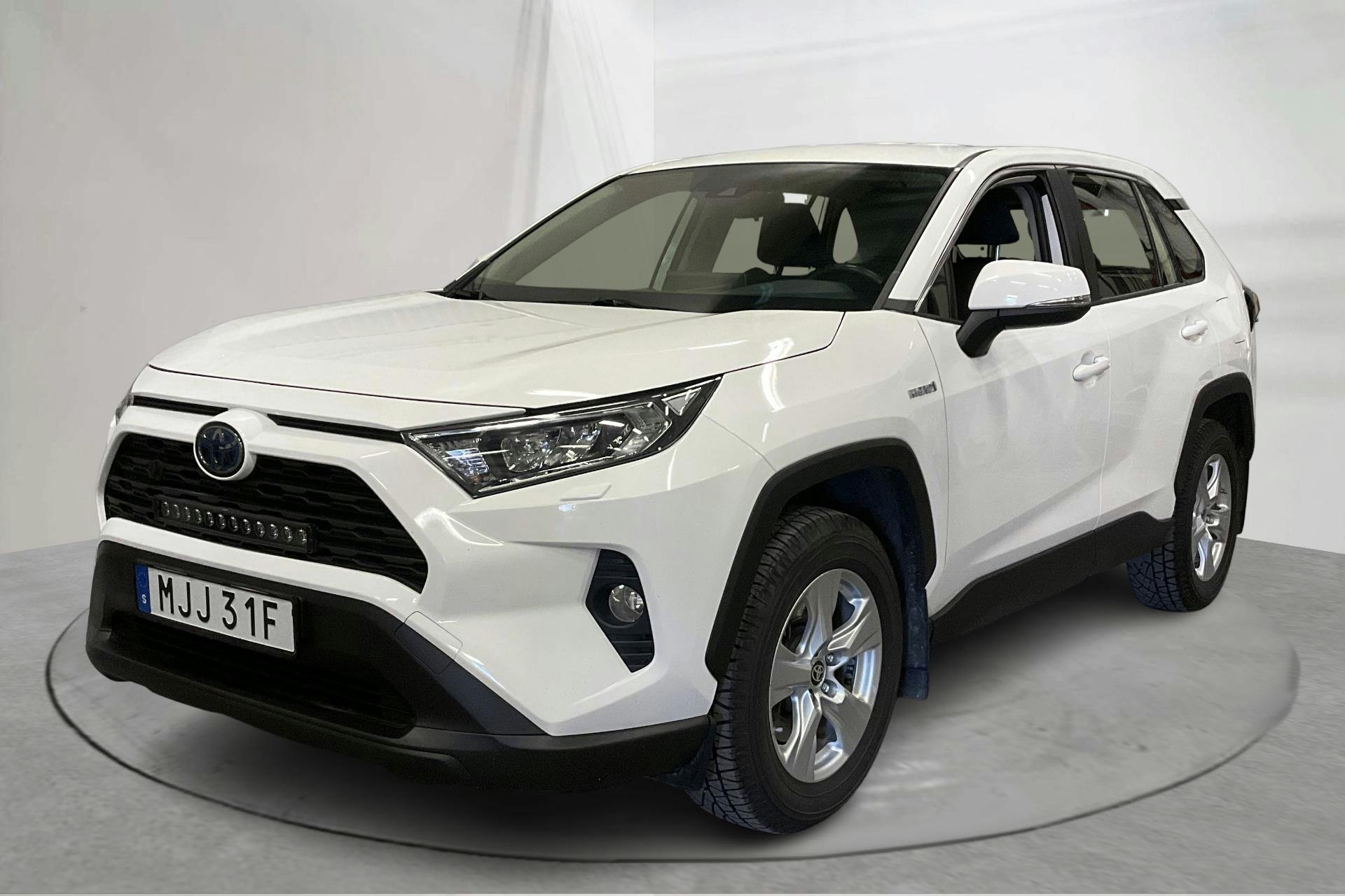 Toyota RAV4 2.5 HSD AWD (222hk) - 15 077 mil - Automat - vit - 2020