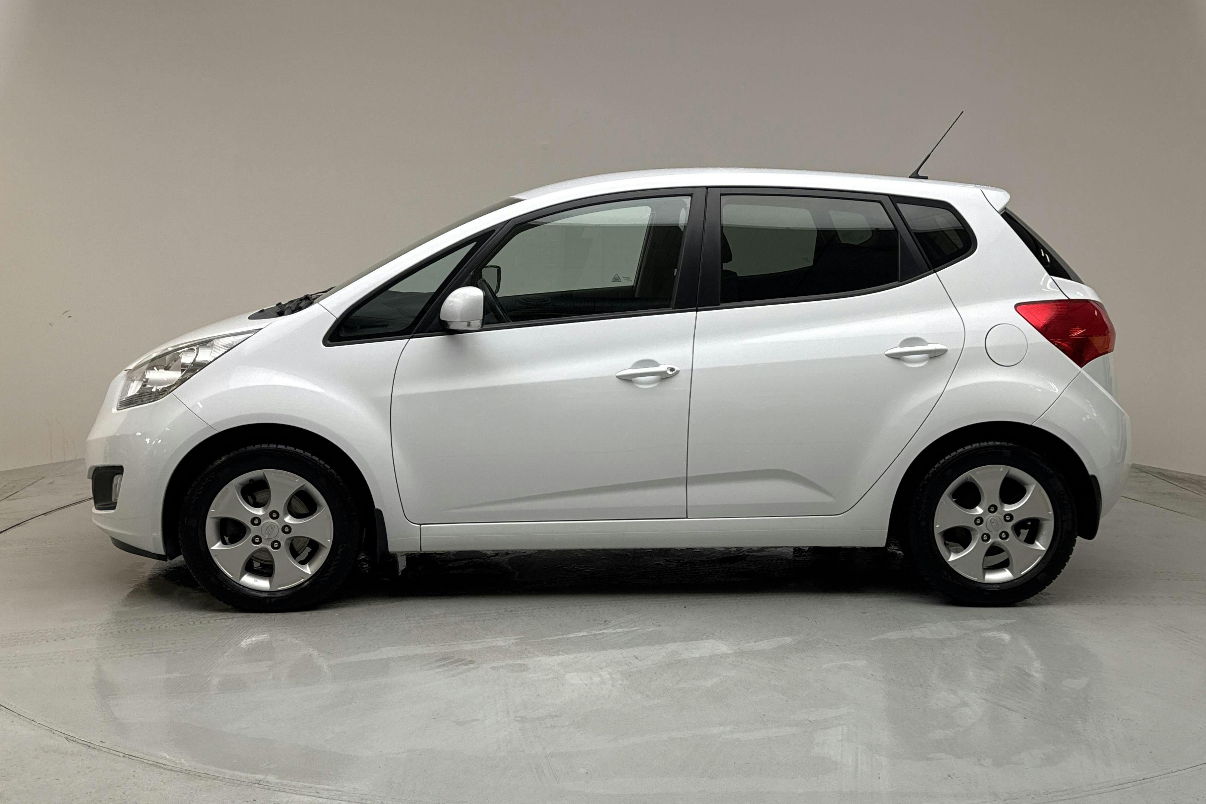 Presentationsfoto 2 av 13: KIA Venga 1.4 CRDi (90hk) - 6 800 mil - Manuell - vit - 2014