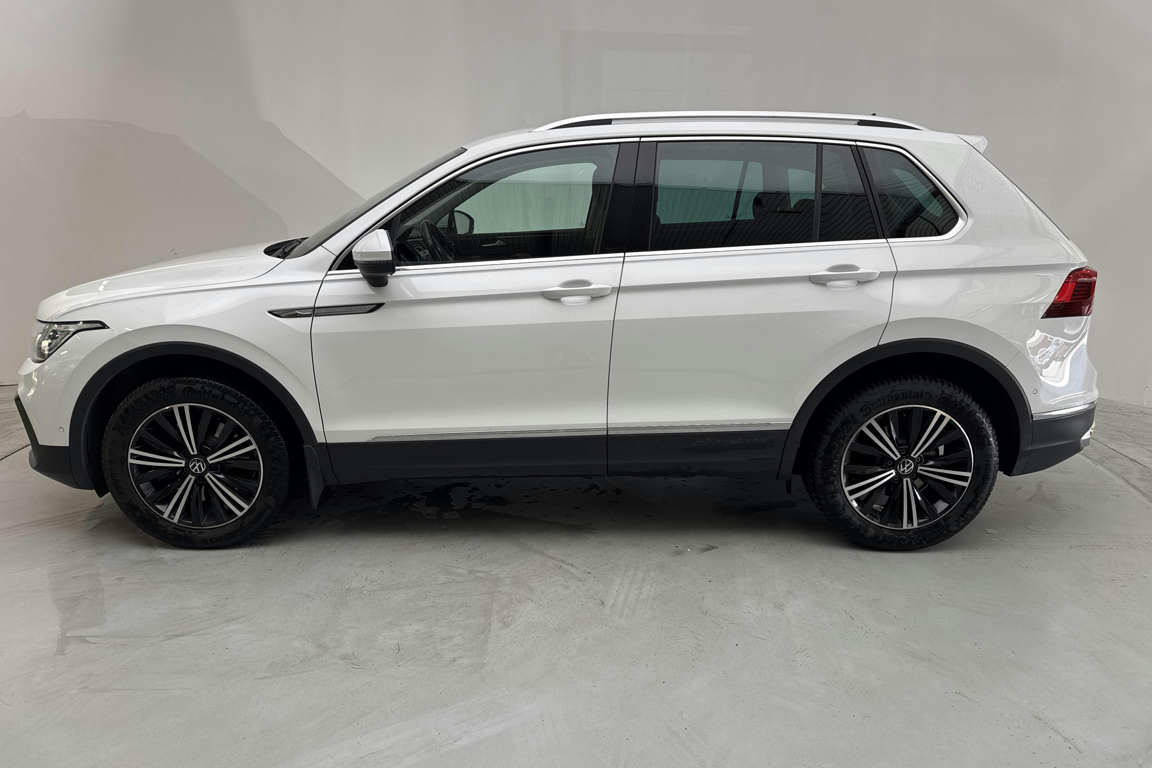 Presentationsfoto 2 av 14: VW Tiguan 2.0 TDI 4MOTION (200hk) - 14 456 mil - Automat - vit - 2021