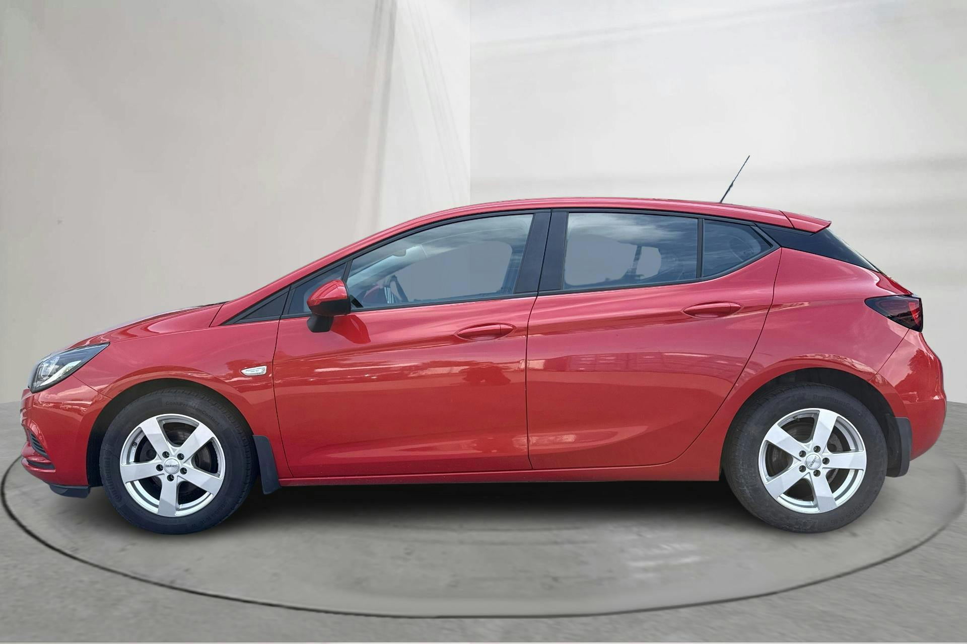 Presentationsfoto 2 av 12: Opel Astra 1.4 Turbo ECOTEC 5dr (125hk) - 9 457 mil - Manuell - röd - 2017