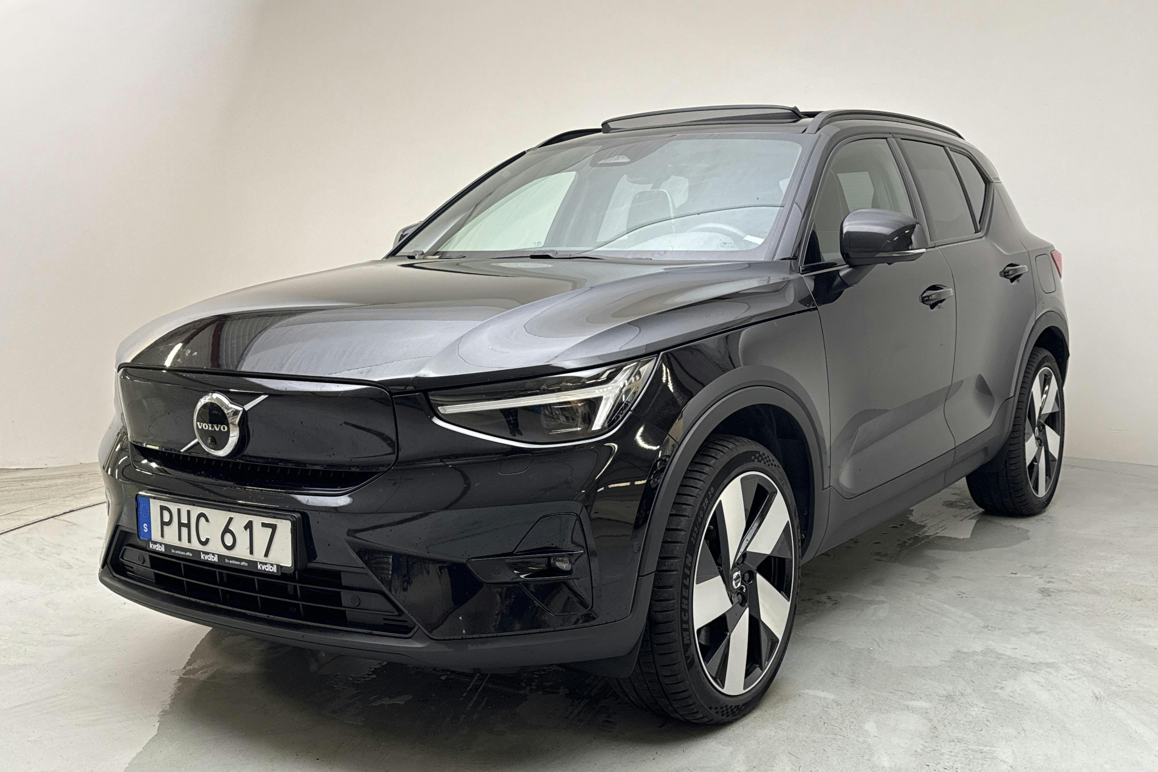 Presentationsfoto 1 av 18: Volvo XC40 Recharge Twin AWD (408hk) - 10 515 mil - Automat - svart - 2023