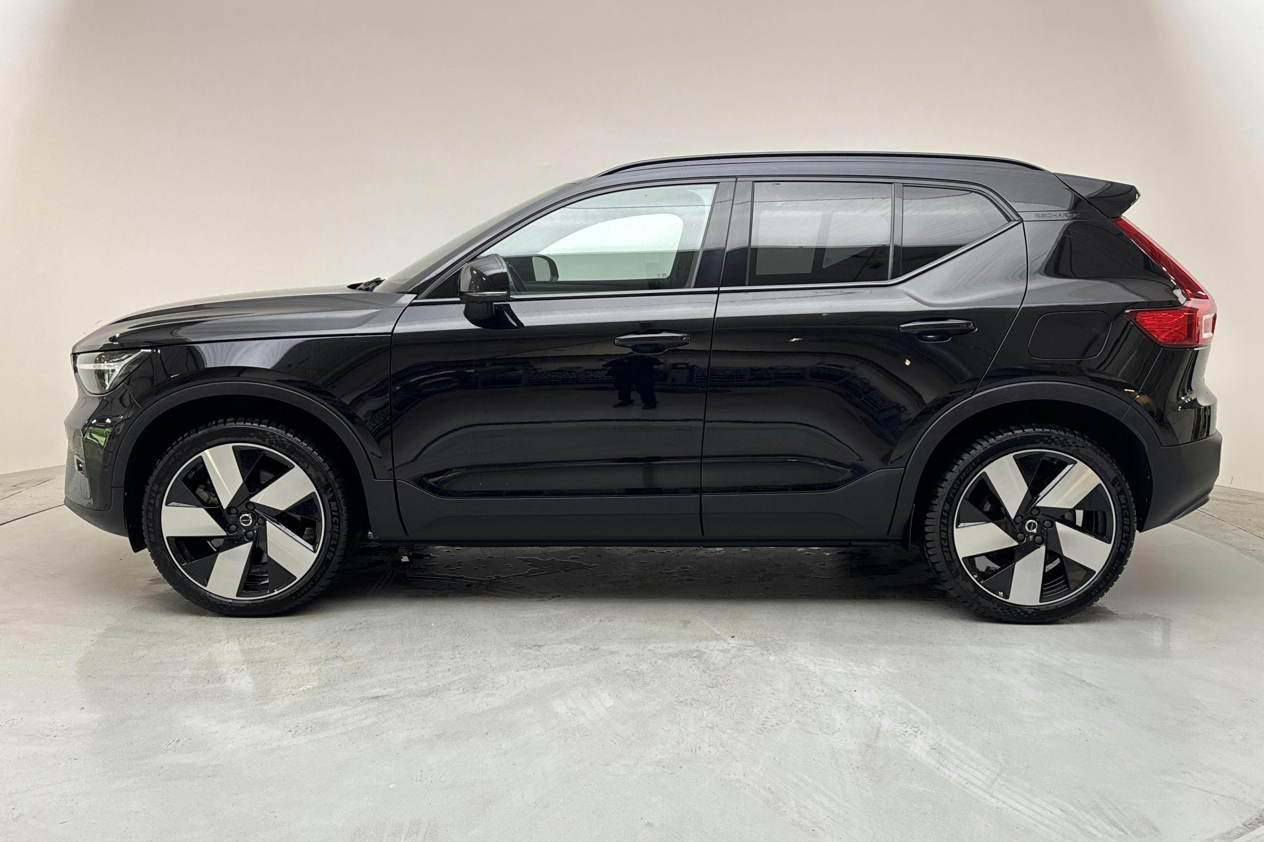 Presentationsfoto 2 av 18: Volvo XC40 Recharge Twin AWD (408hk) - 10 515 mil - Automat - svart - 2023