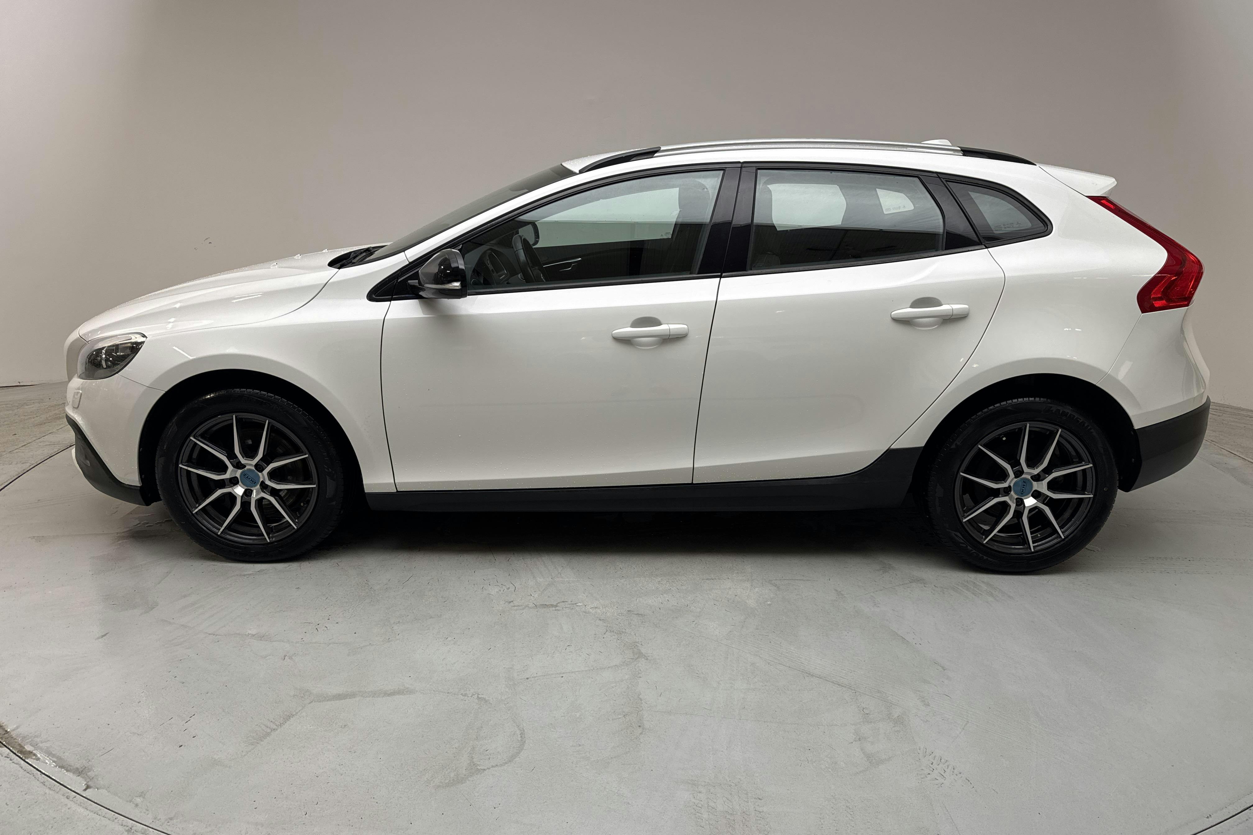 Presentationsfoto 2 av 14: Volvo V40 Cross Country D2 (120hk) - 16 822 mil - Manuell - vit - 2016