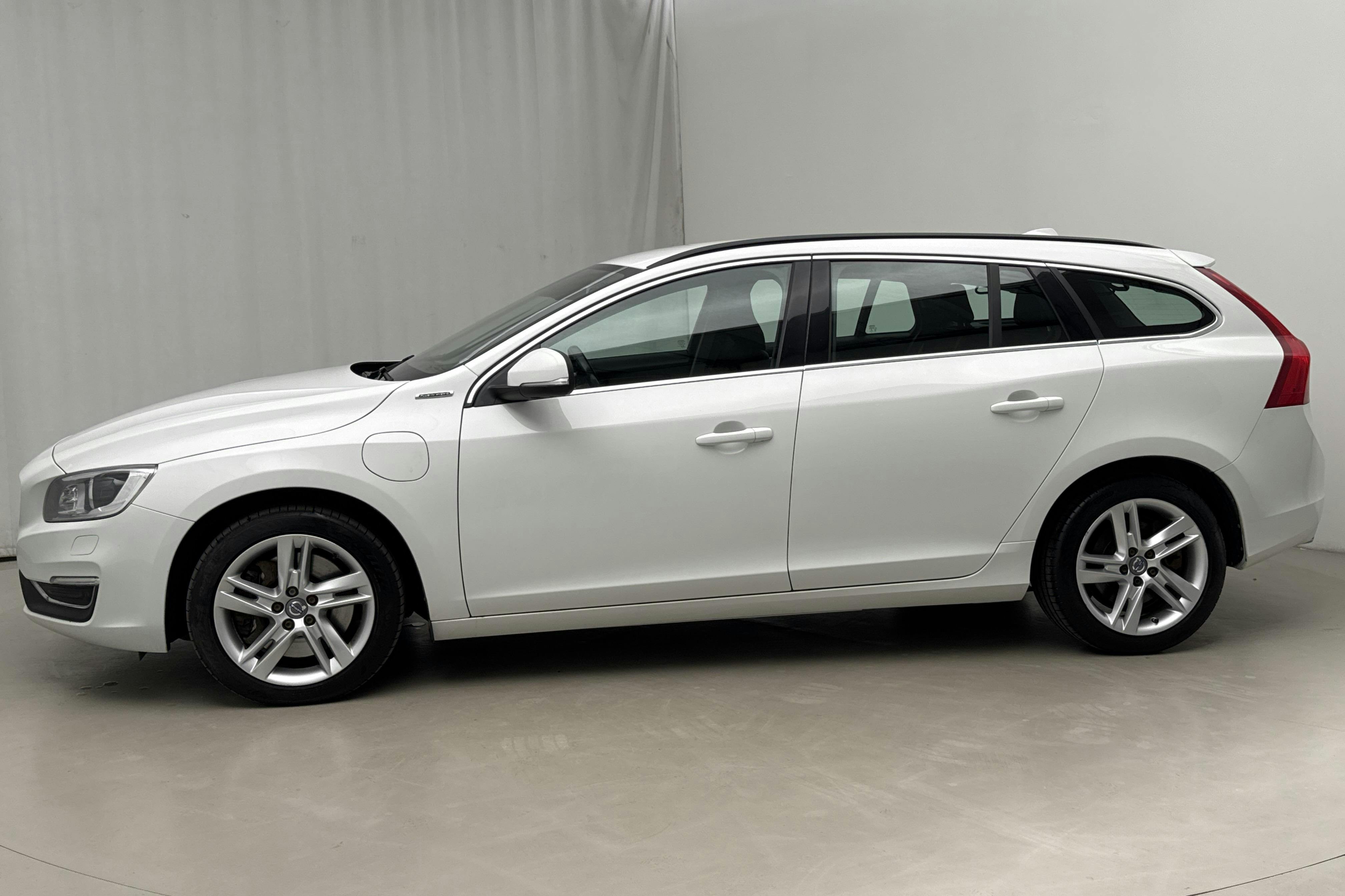 Presentationsfoto 2 av 19: Volvo V60 D5 AWD Twin Engine (163hk) - 12 962 mil - Automat - vit - 2016