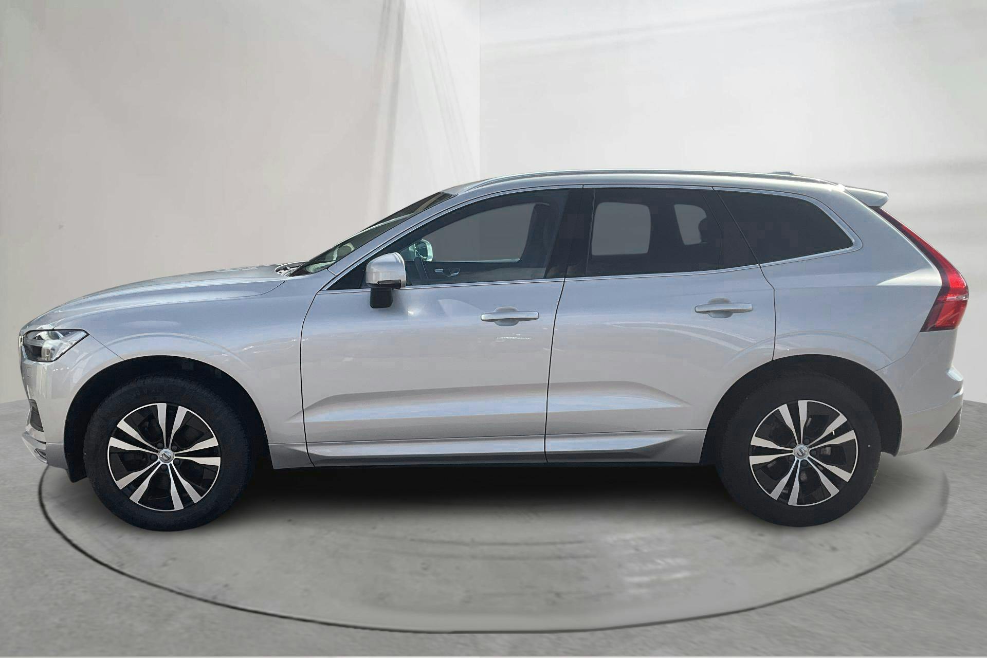 Presentationsfoto 2 av 17: Volvo XC60 B4 2WD Mildhybrid, Diesel (197hk) - 8 001 mil - Automat - silver - 2021