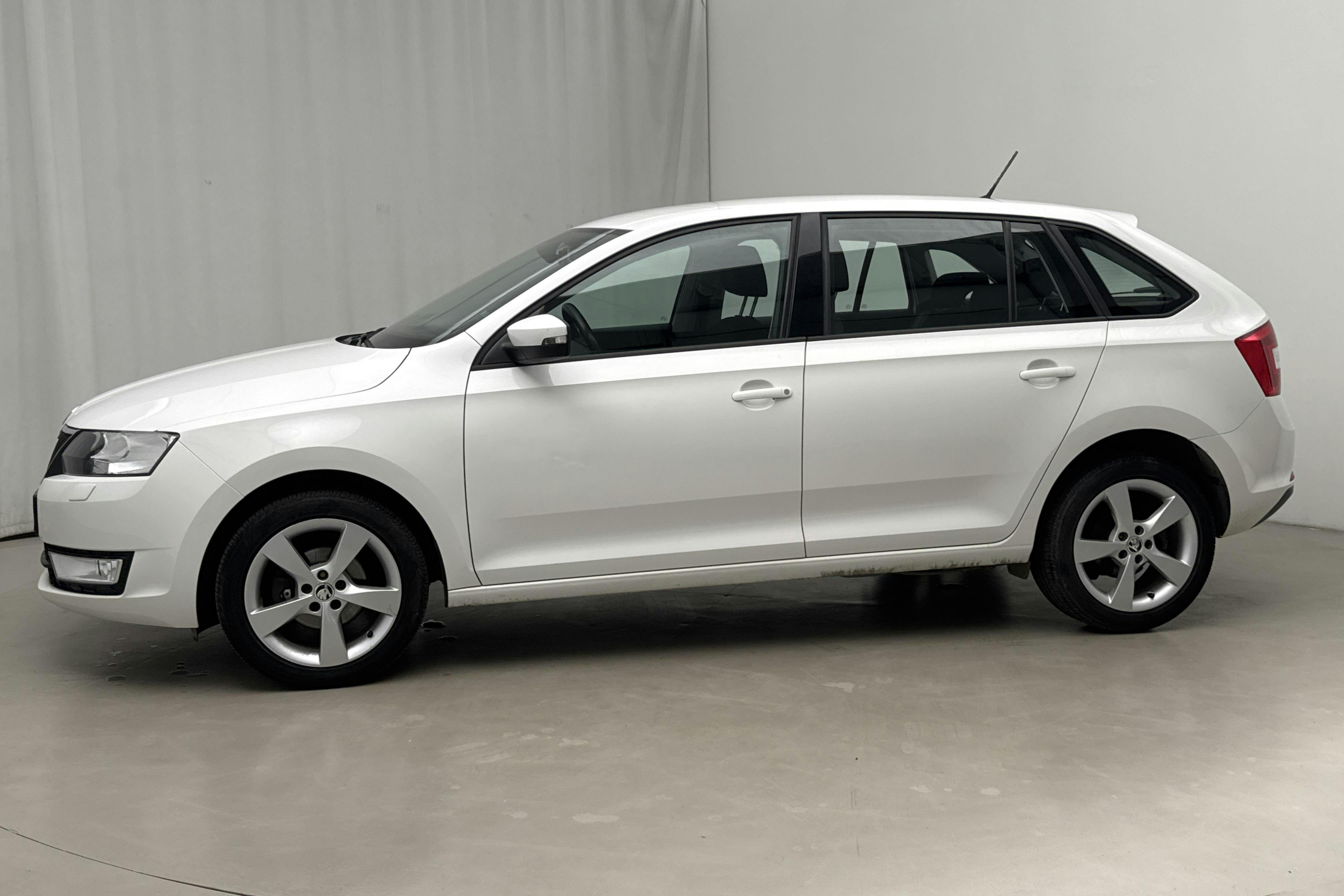 Presentationsfoto 2 av 14: Skoda Rapid 1.4 TDI Spaceback (90hk) - 8 639 mil - Manuell - vit - 2017