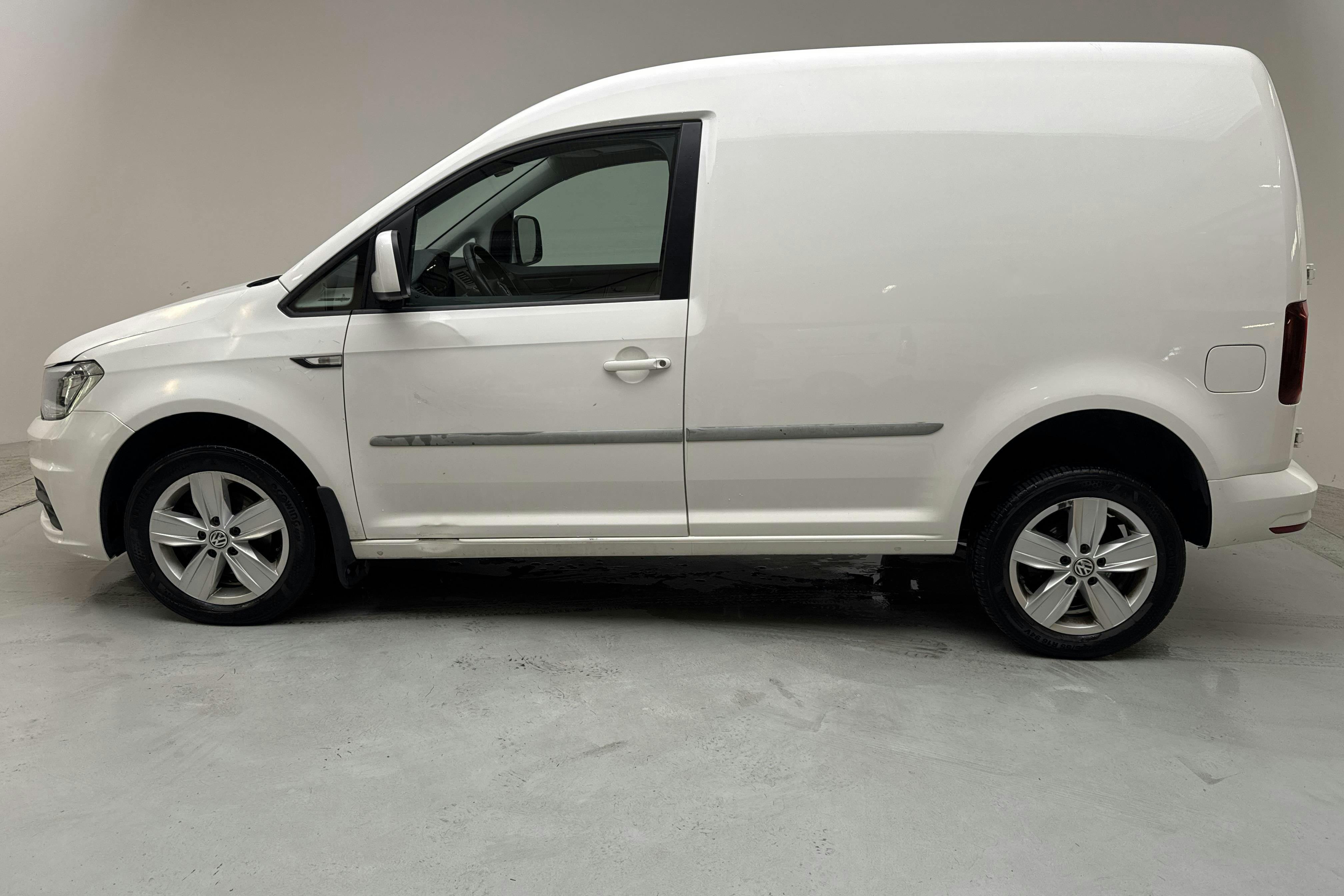 Presentationsfoto 2 av 12: VW Caddy 2.0 TDI Skåp 4MOTION (150hk) - 19 922 mil - Automat - vit - 2019