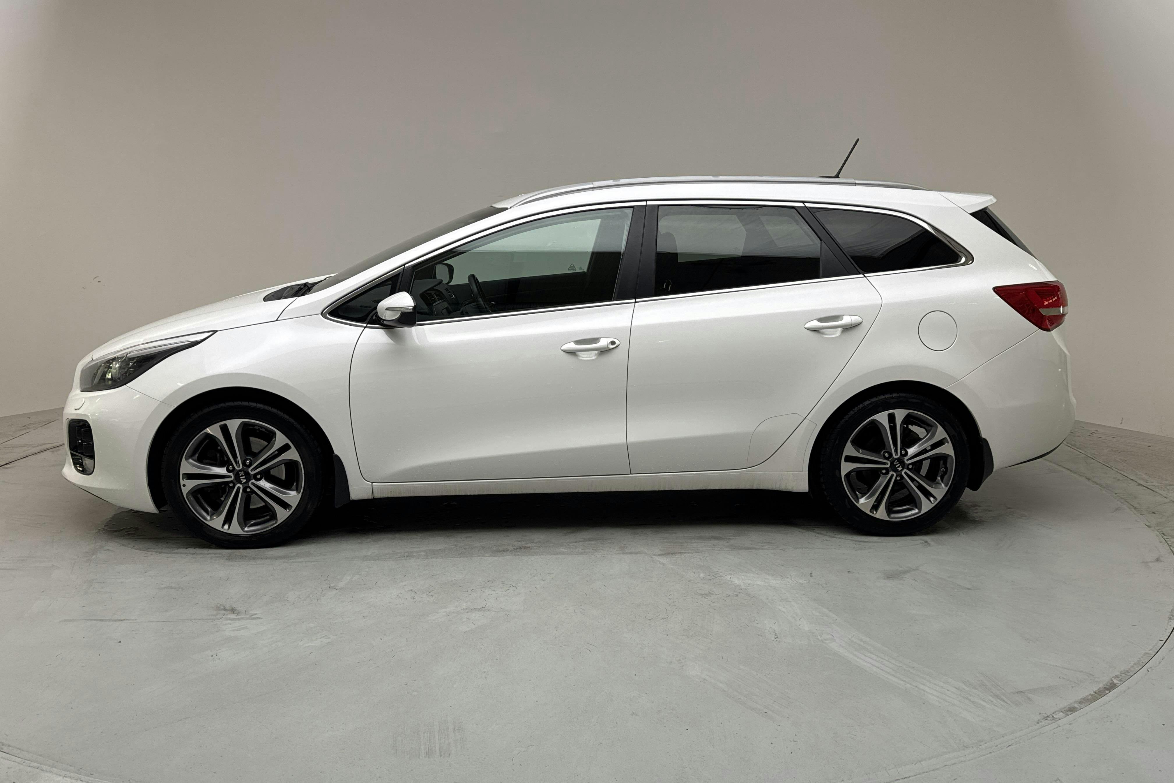 Presentationsfoto 2 av 14: KIA Cee'd 1.6 CRDi SW (136hk) - 17 323 mil - Automat - vit - 2016