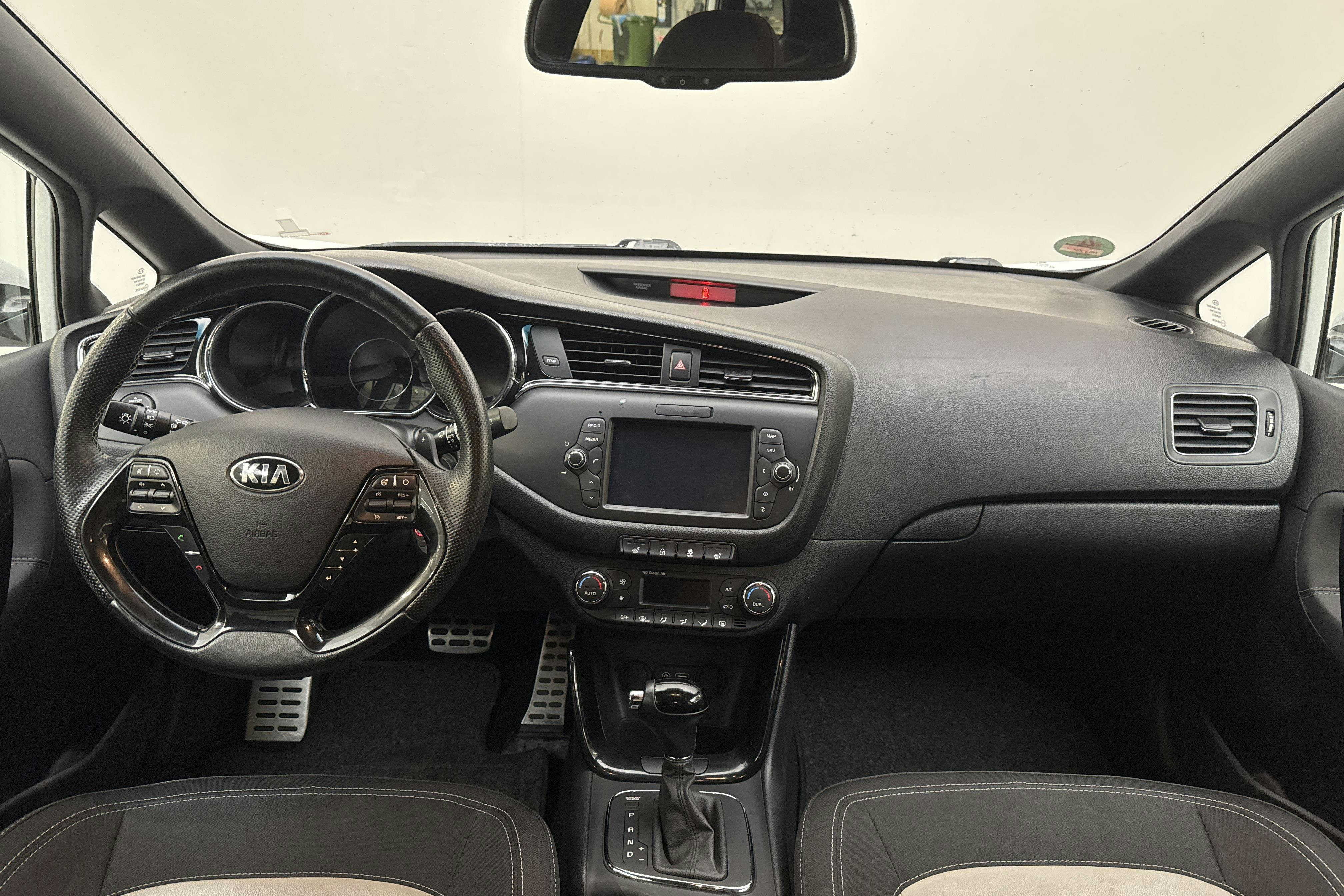 KIA Cee'd 1.6 CRDi SW (136hk) - 17 323 mil - Automat - vit - 2016