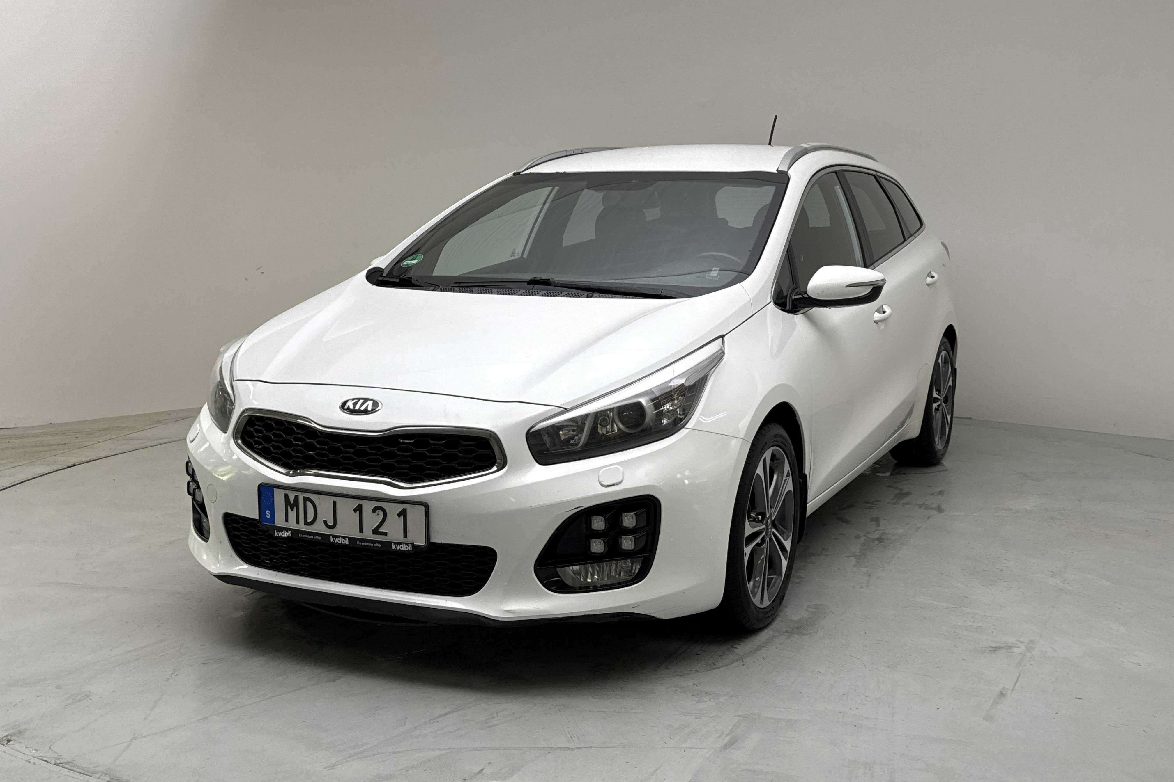 Presentationsfoto 1 av 14: KIA Cee'd 1.6 CRDi SW (136hk) - 17 323 mil - Automat - vit - 2016