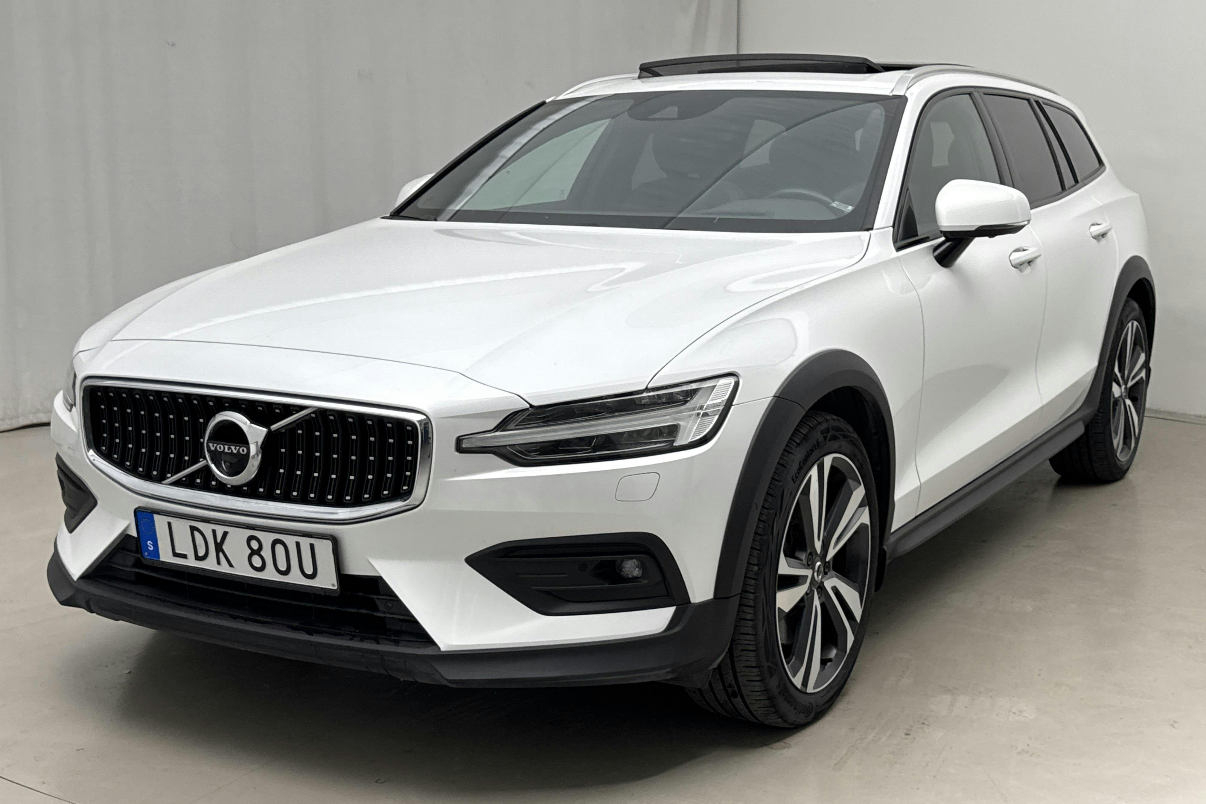 Presentationsfoto 1 av 23: Volvo V60 D4 Cross Country AWD (190hk) - 16 043 mil - Automat - vit - 2020
