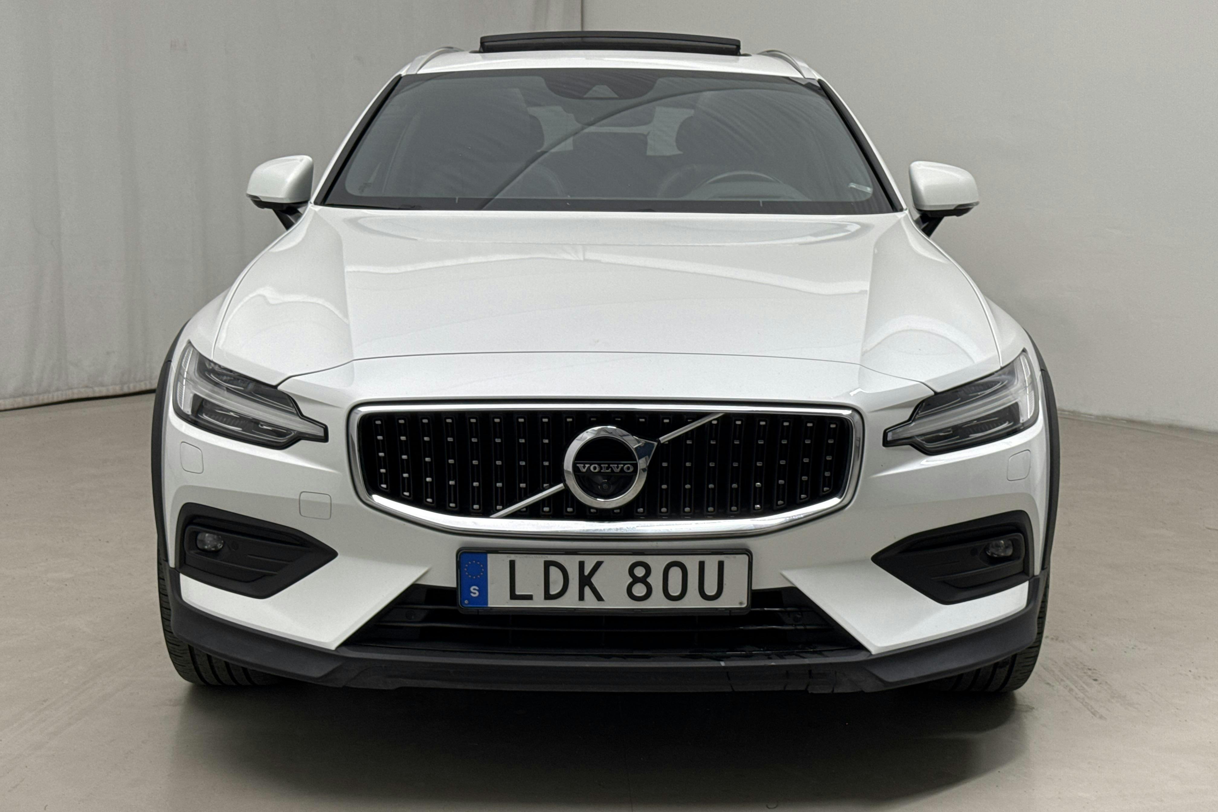 Volvo V60 D4 Cross Country AWD (190hk) - 16 043 mil - Automat - vit - 2020