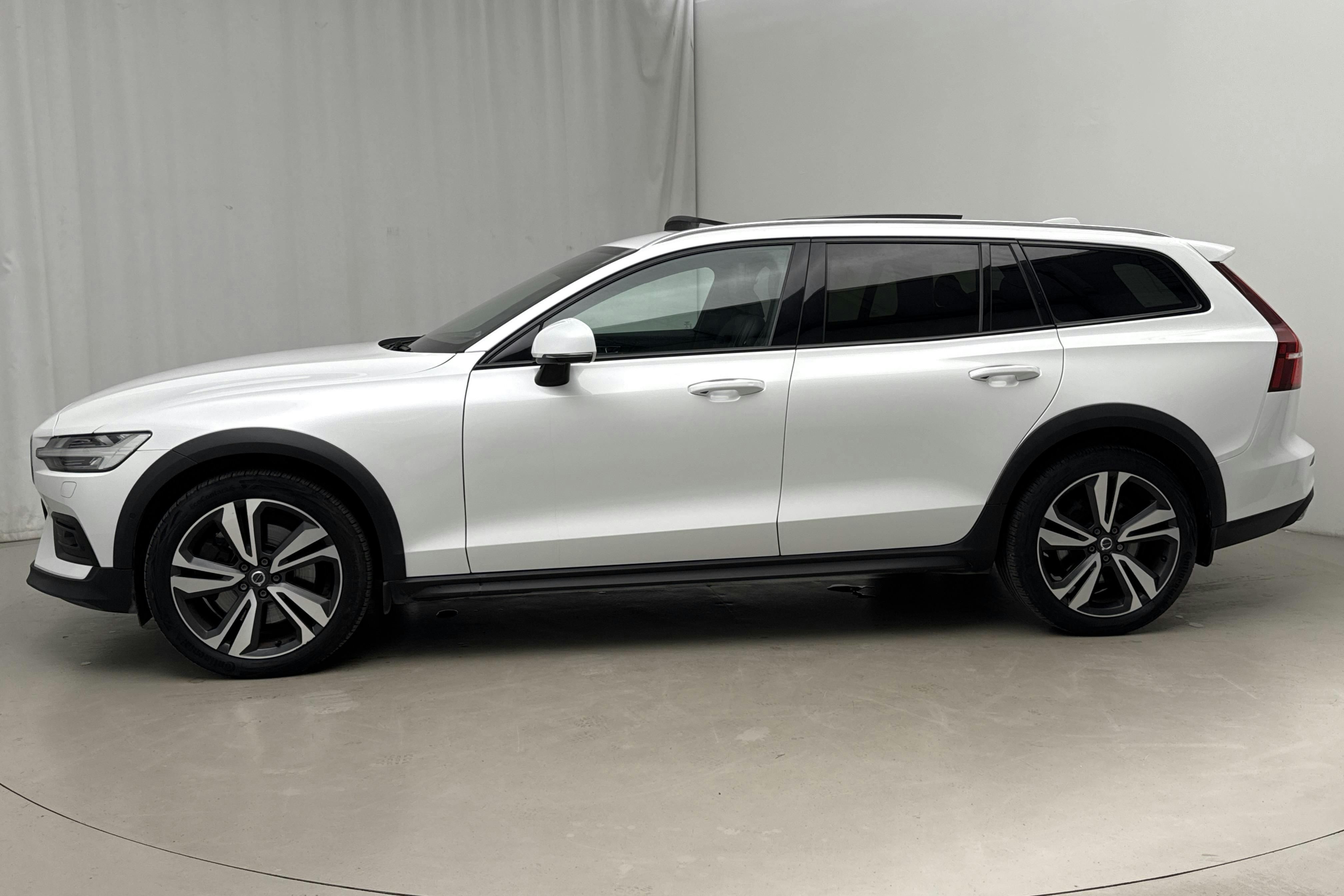 Presentationsfoto 2 av 23: Volvo V60 D4 Cross Country AWD (190hk) - 16 043 mil - Automat - vit - 2020