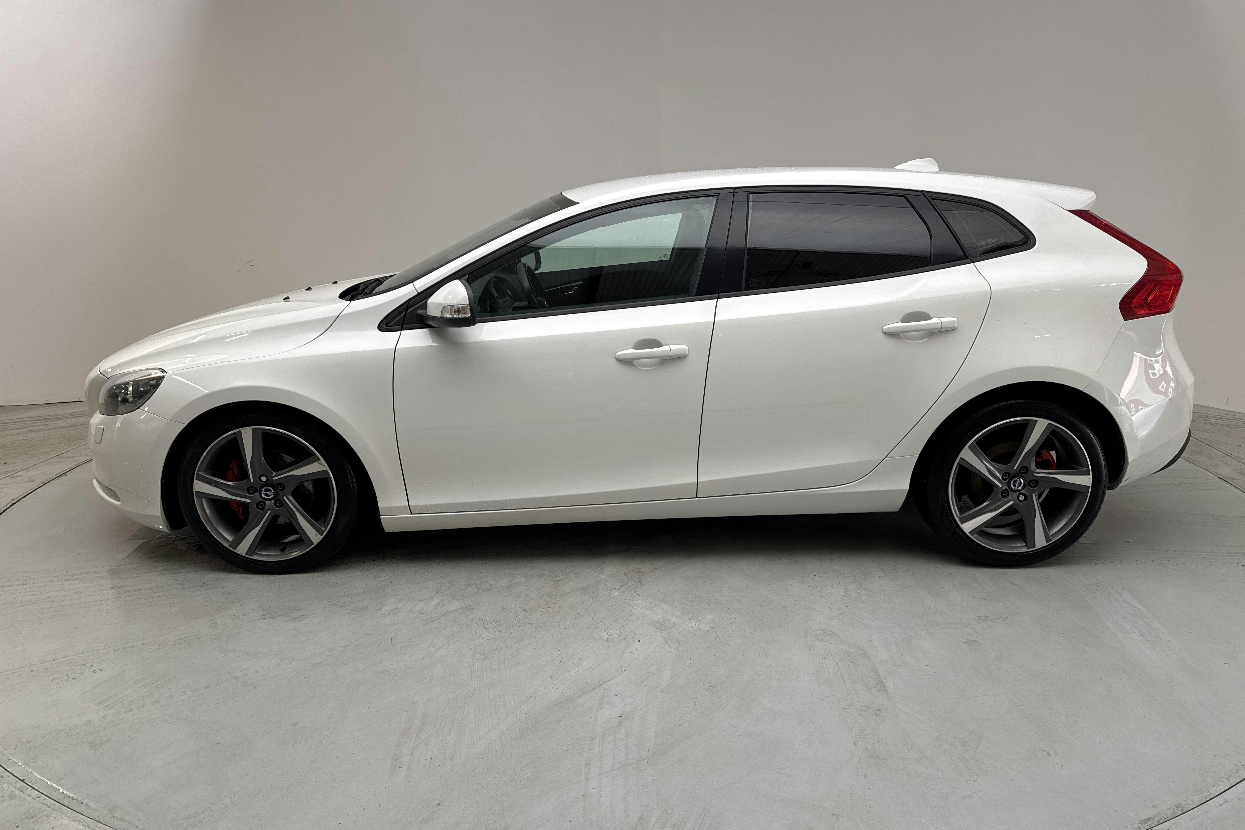 Presentationsfoto 2 av 12: Volvo V40 D2 (115hk) - 13 309 mil - Automat - vit - 2014