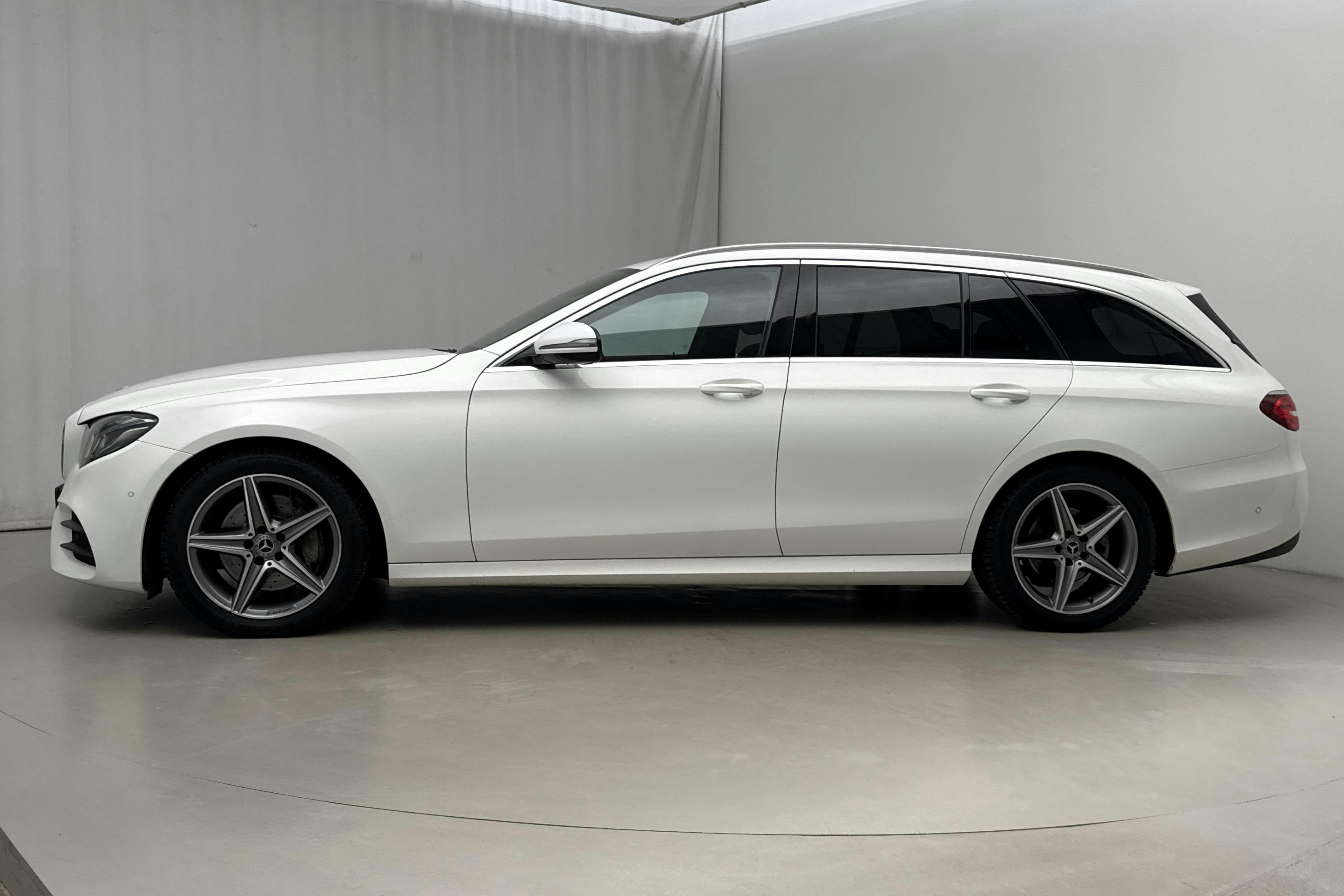 Presentationsfoto 2 av 17: Mercedes E 200 d Kombi S213 (160hk) - 13 116 mil - Automat - vit - 2019