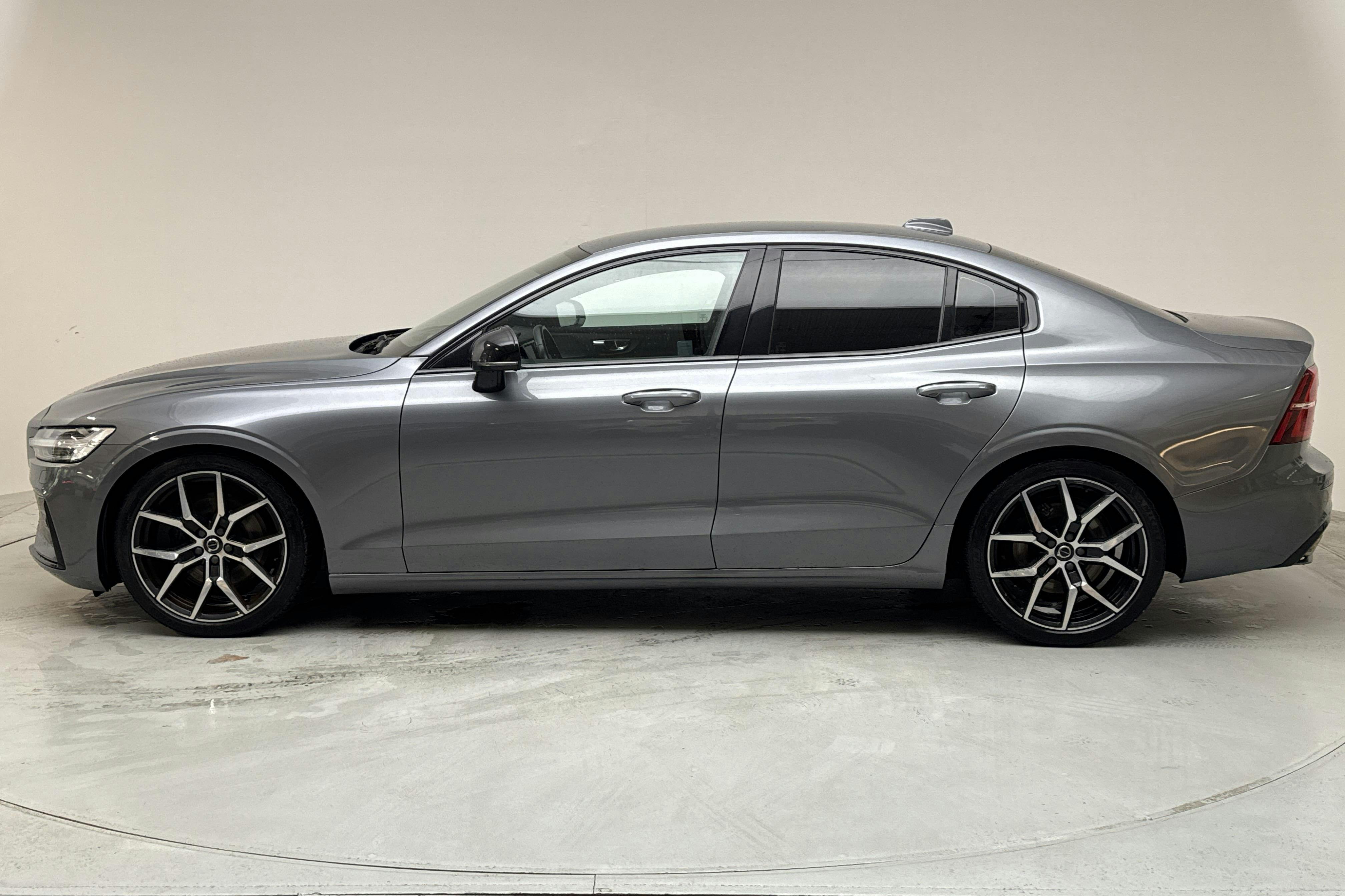 Presentationsfoto 2 av 14: Volvo S60 T5 (250hk) - 7 789 mil - Automat - grå - 2020