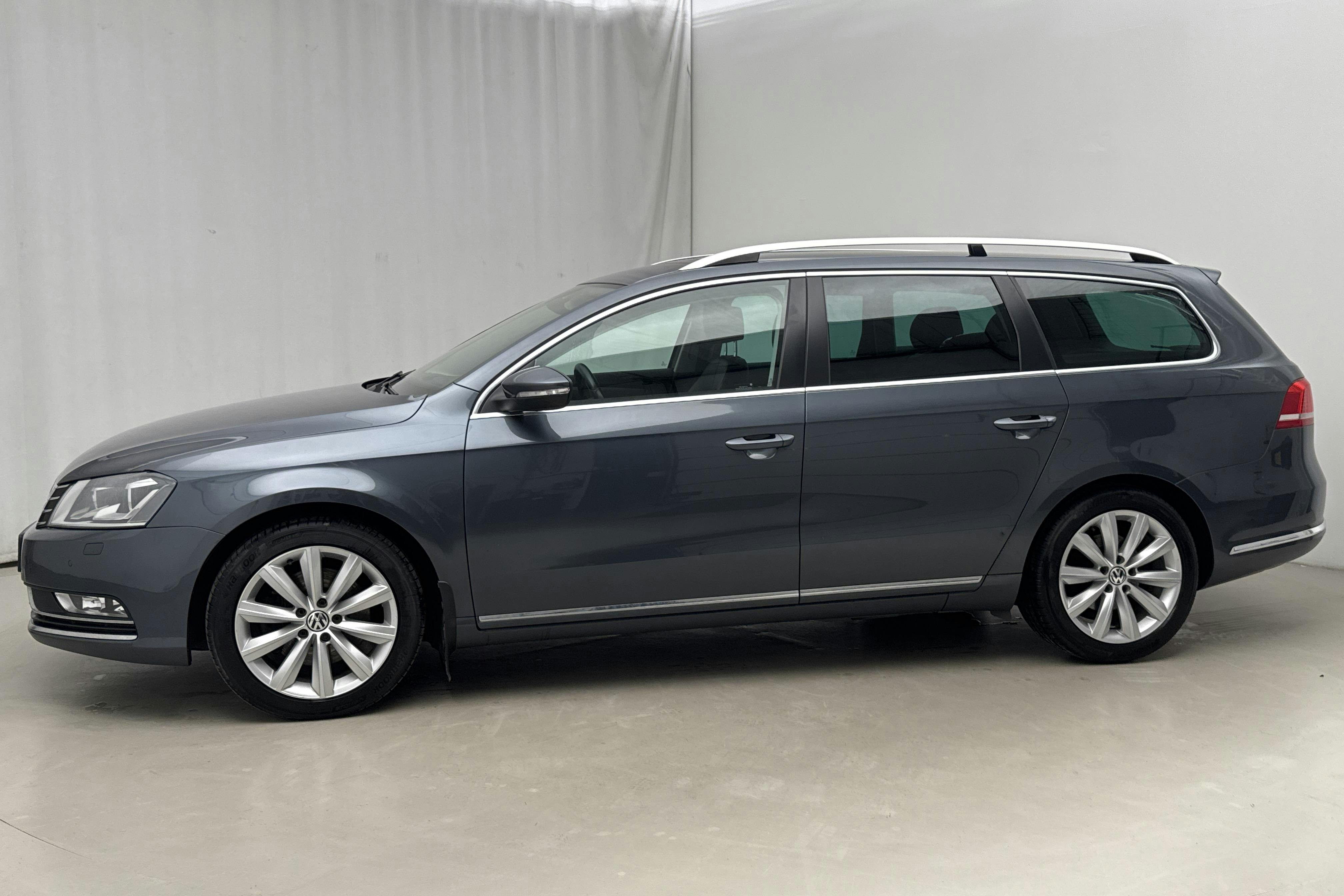Presentationsfoto 2 av 19: VW Passat 2.0 TDI BlueMotion Technology Variant (170hk) - 15 312 mil - Manuell - Light Grey - 2012