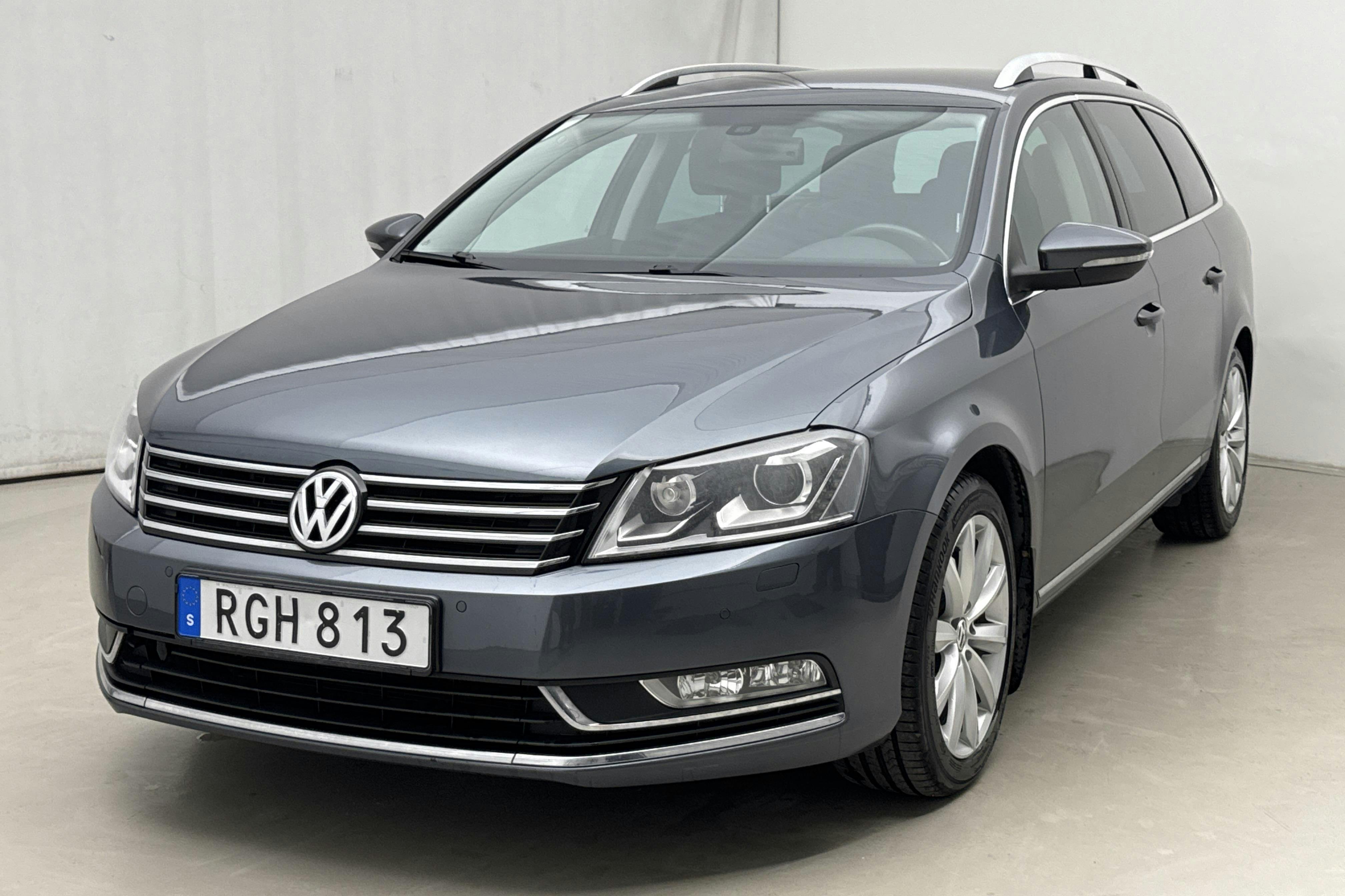 Presentationsfoto 1 av 19: VW Passat 2.0 TDI BlueMotion Technology Variant (170hk) - 15 312 mil - Manuell - Light Grey - 2012