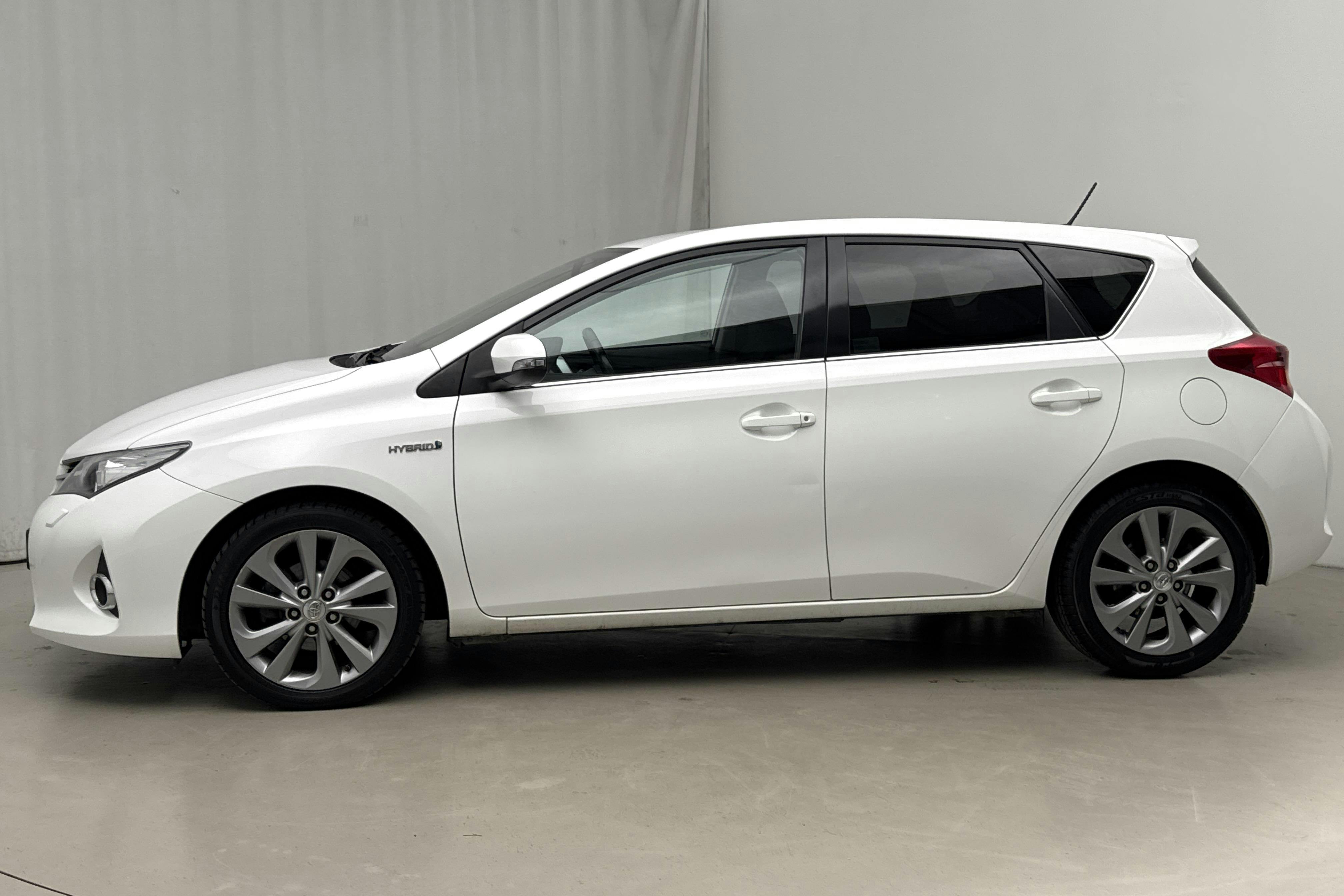 Presentationsfoto 2 av 16: Toyota Auris 1.8 HSD 5dr (99hk) - 10 174 mil - Automat - vit - 2015