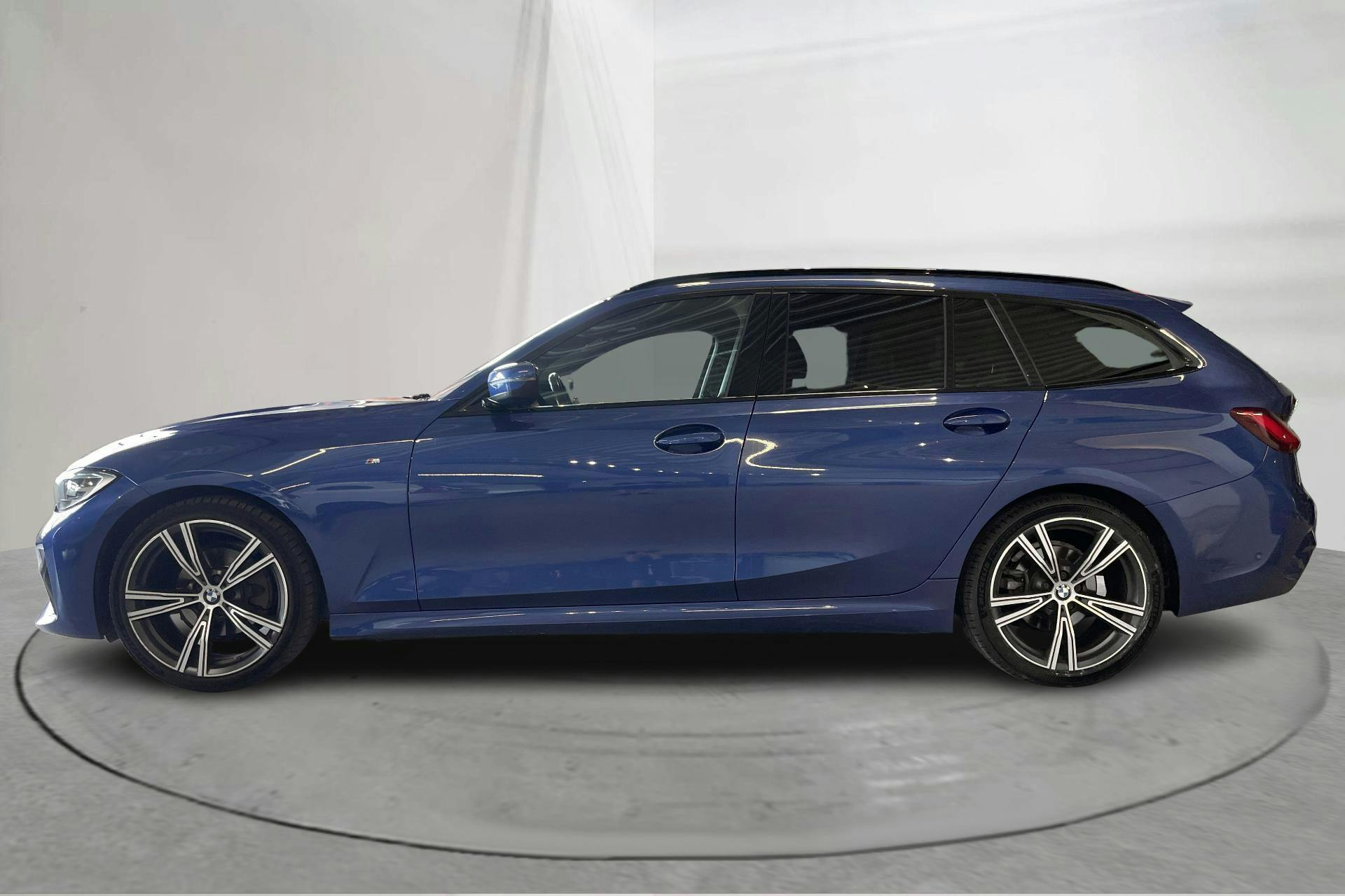 Presentationsfoto 2 av 16: BMW 320d xDrive Touring, G21 (190hk) - 17 416 mil - Automat - blå - 2020