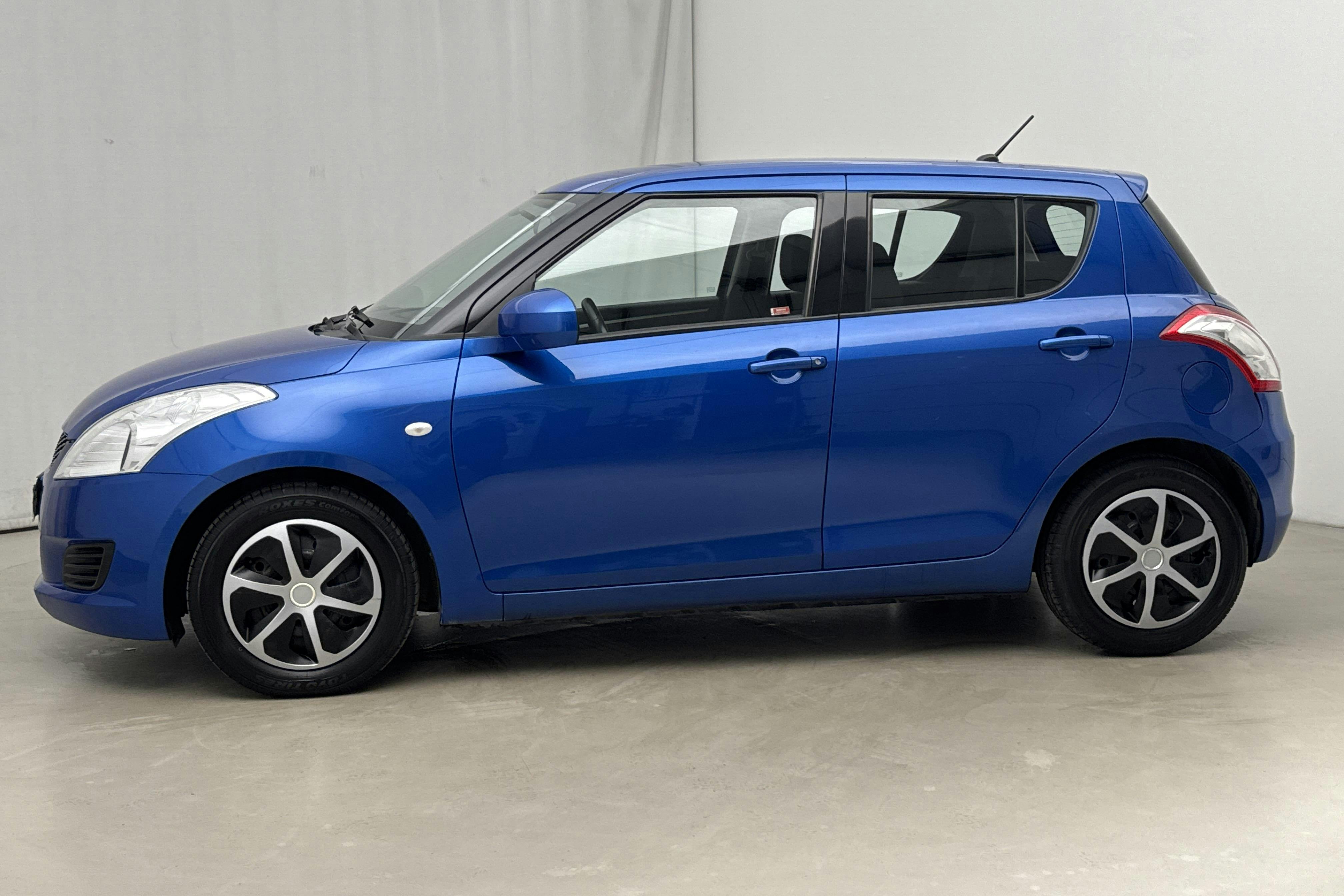 Presentationsfoto 2 av 14: Suzuki Swift 1.2 5dr (94hk) - 7 263 mil - Automat - blå - 2013