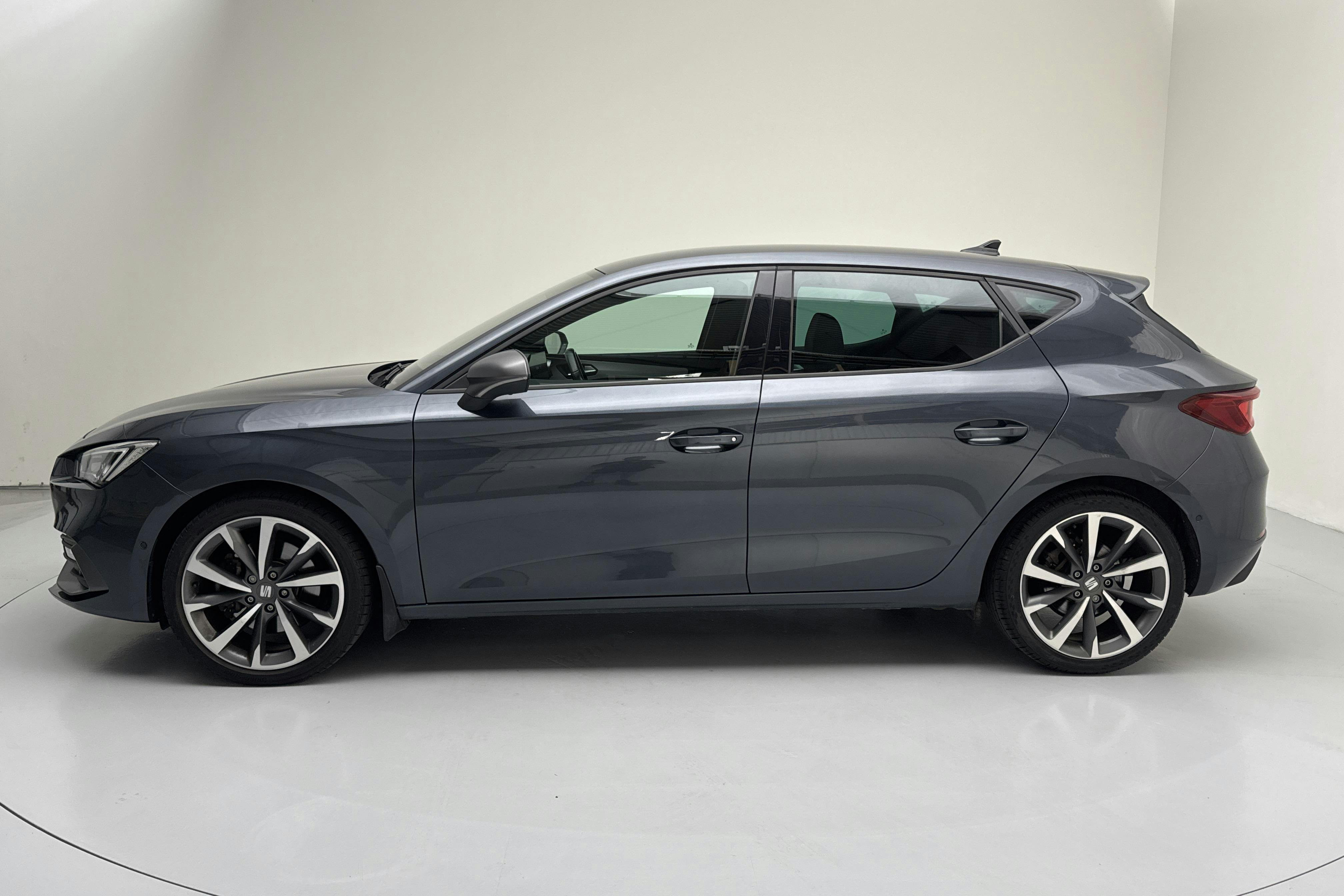 Presentationsfoto 2 av 13: Seat Leon 1.5 eTSI 5dr (150hk) - 4 543 mil - Automat - Dark Grey - 2020
