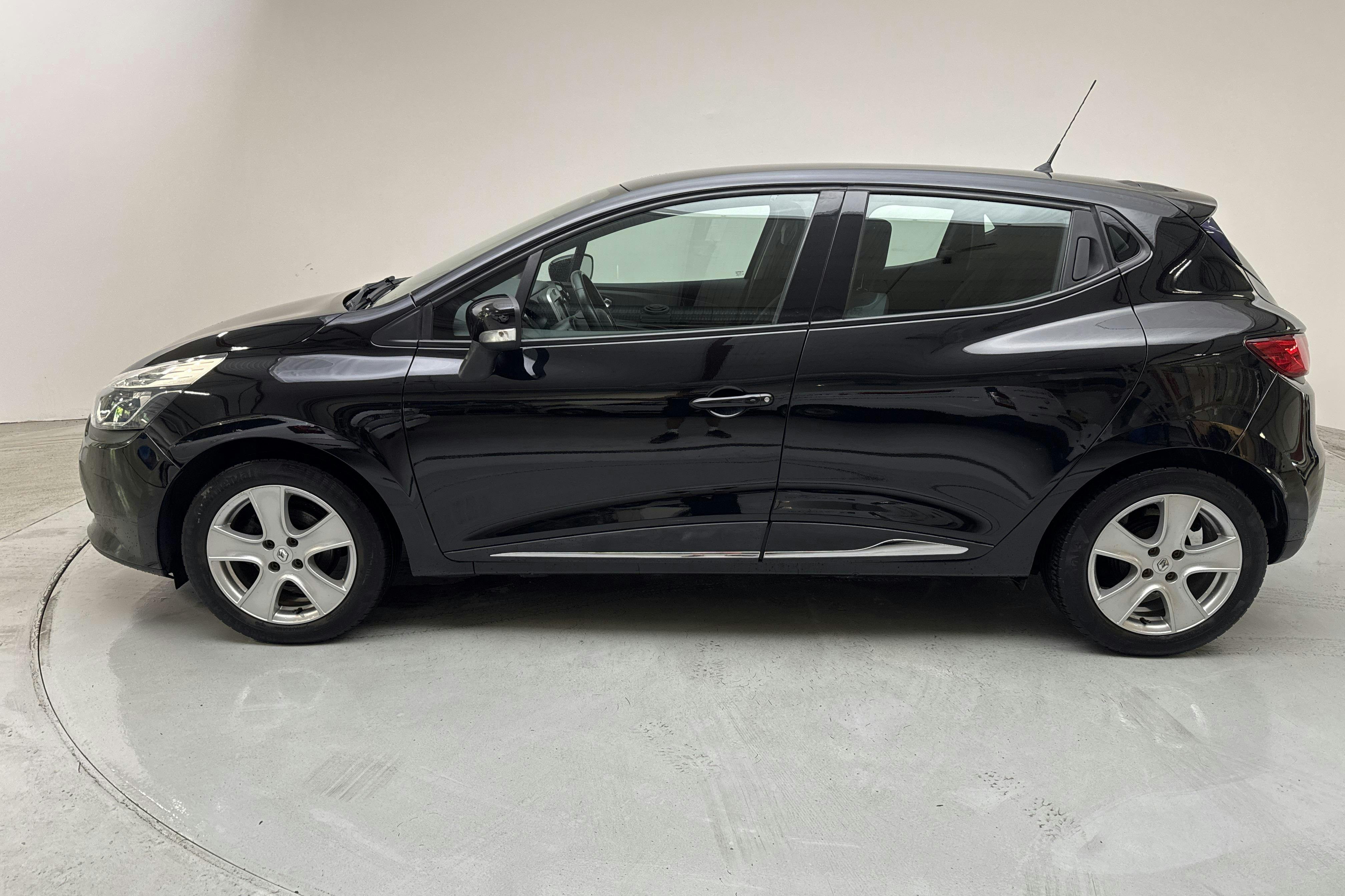 Presentationsfoto 2 av 11: Renault Clio IV 0.9 TCe 90 5dr (90hk) - 7 762 mil - Manuell - svart - 2016
