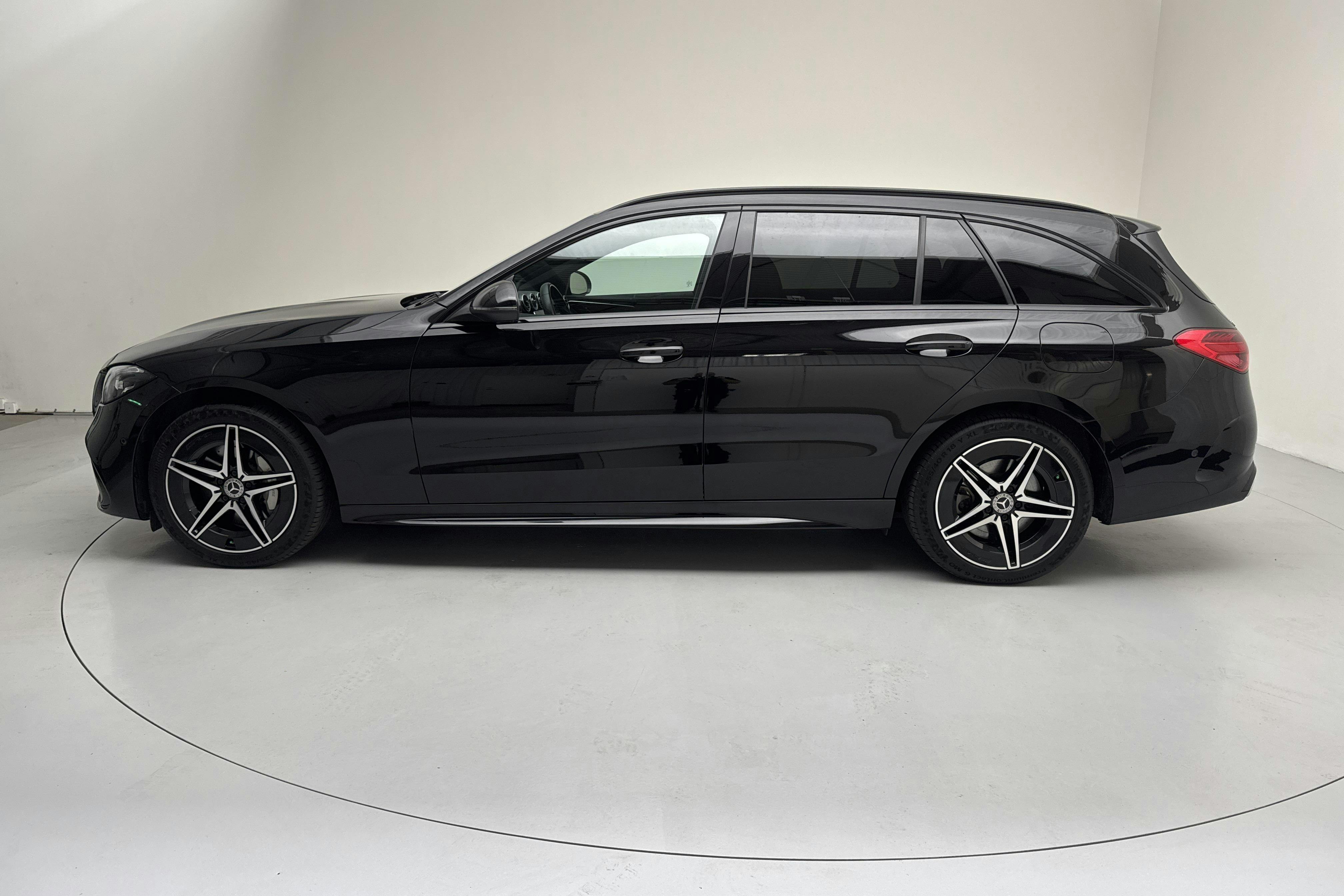 Presentationsfoto 2 av 18: Mercedes C 300 e Kombi S206 (333hk) - 3 875 mil - Automat - svart - 2023