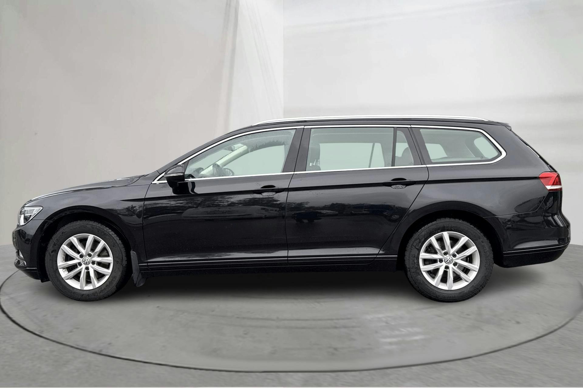 Presentationsfoto 2 av 15: VW Passat 1.4 TSI Sportscombi (150hk) - 13 887 mil - Automat - svart - 2018