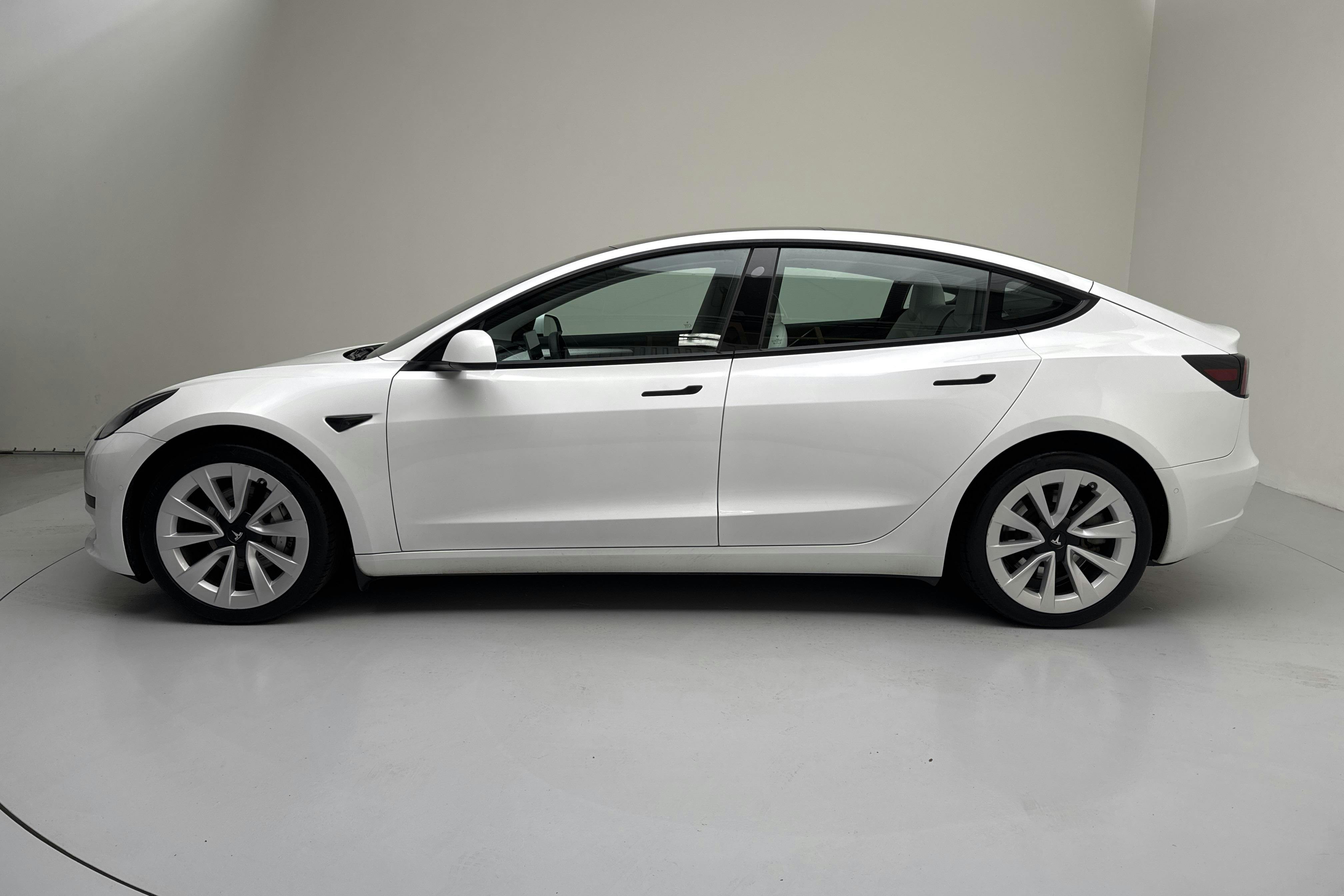 Presentationsfoto 2 av 18: Tesla Model 3 Standard Range RWD - 10 366 mil - Automat - vit - 2021