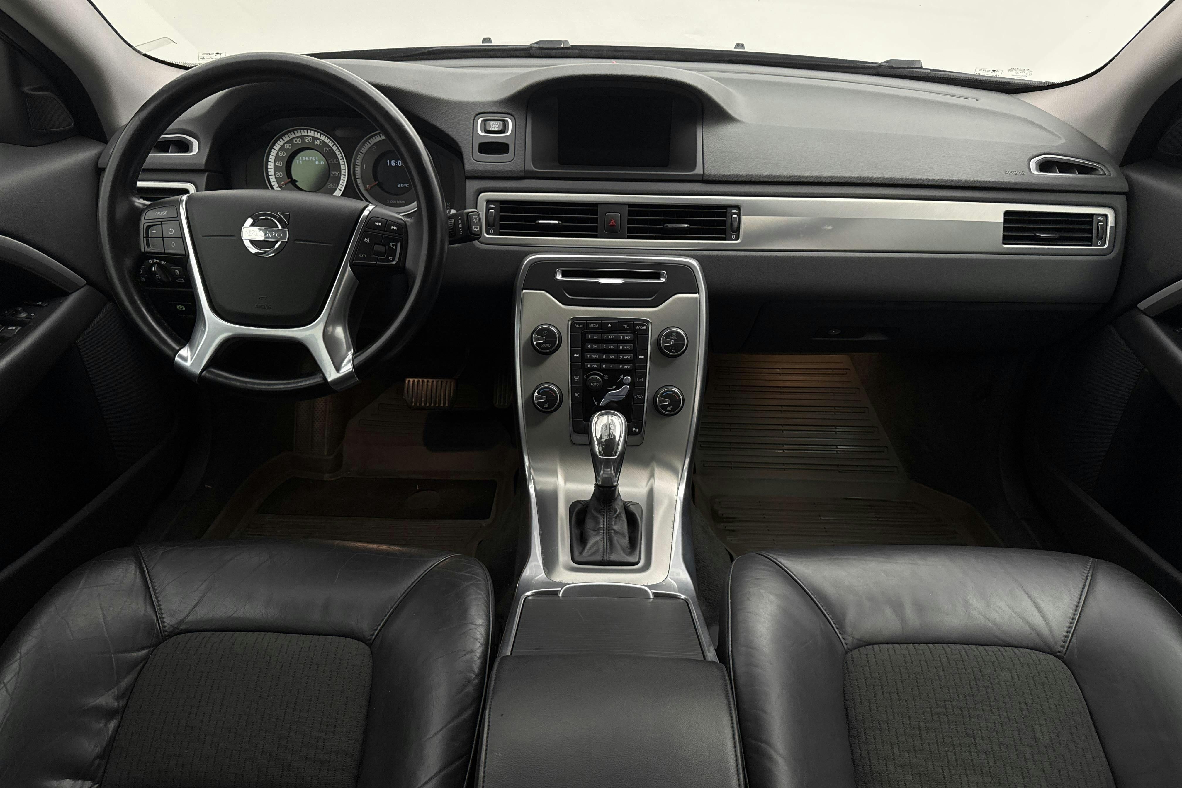 Volvo V70 II D2 (115hk) - 19 676 mil - Automat - Light Brown - 2013