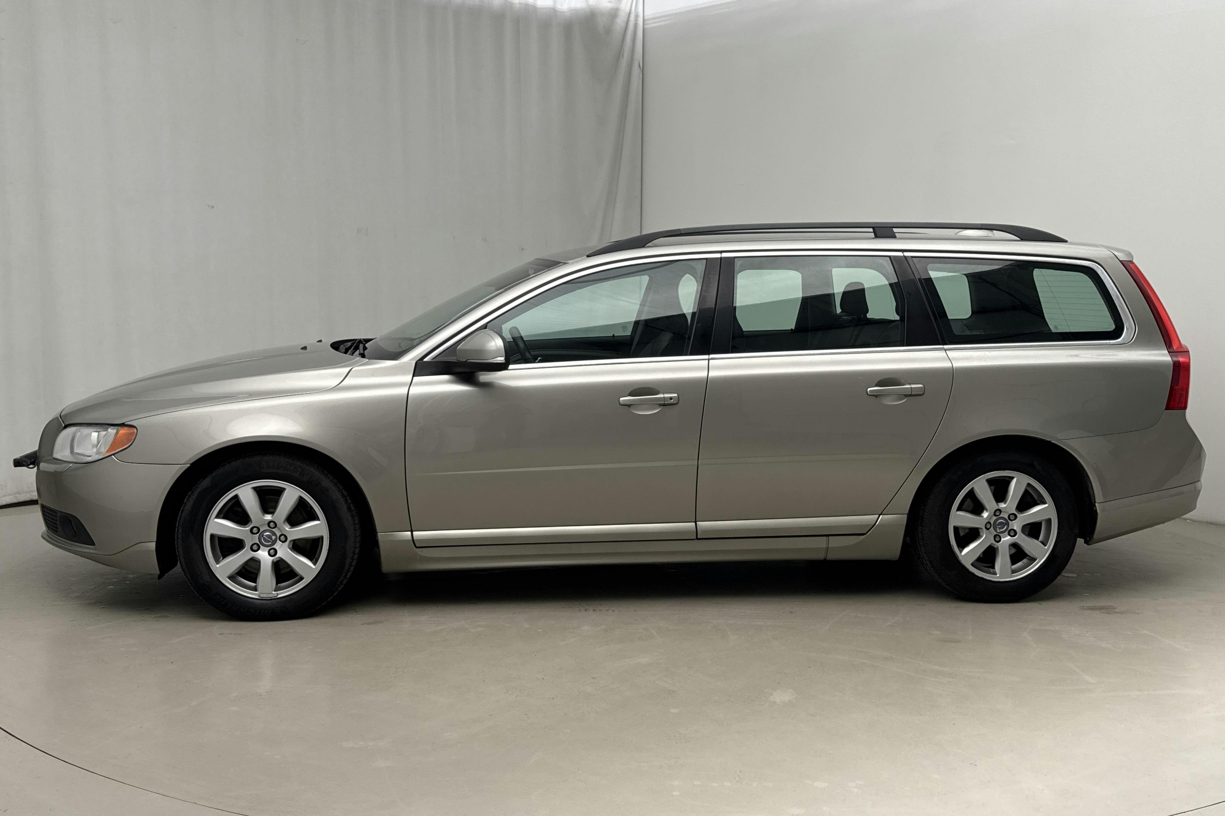 Presentationsfoto 2 av 17: Volvo V70 II D2 (115hk) - 19 676 mil - Automat - Light Brown - 2013