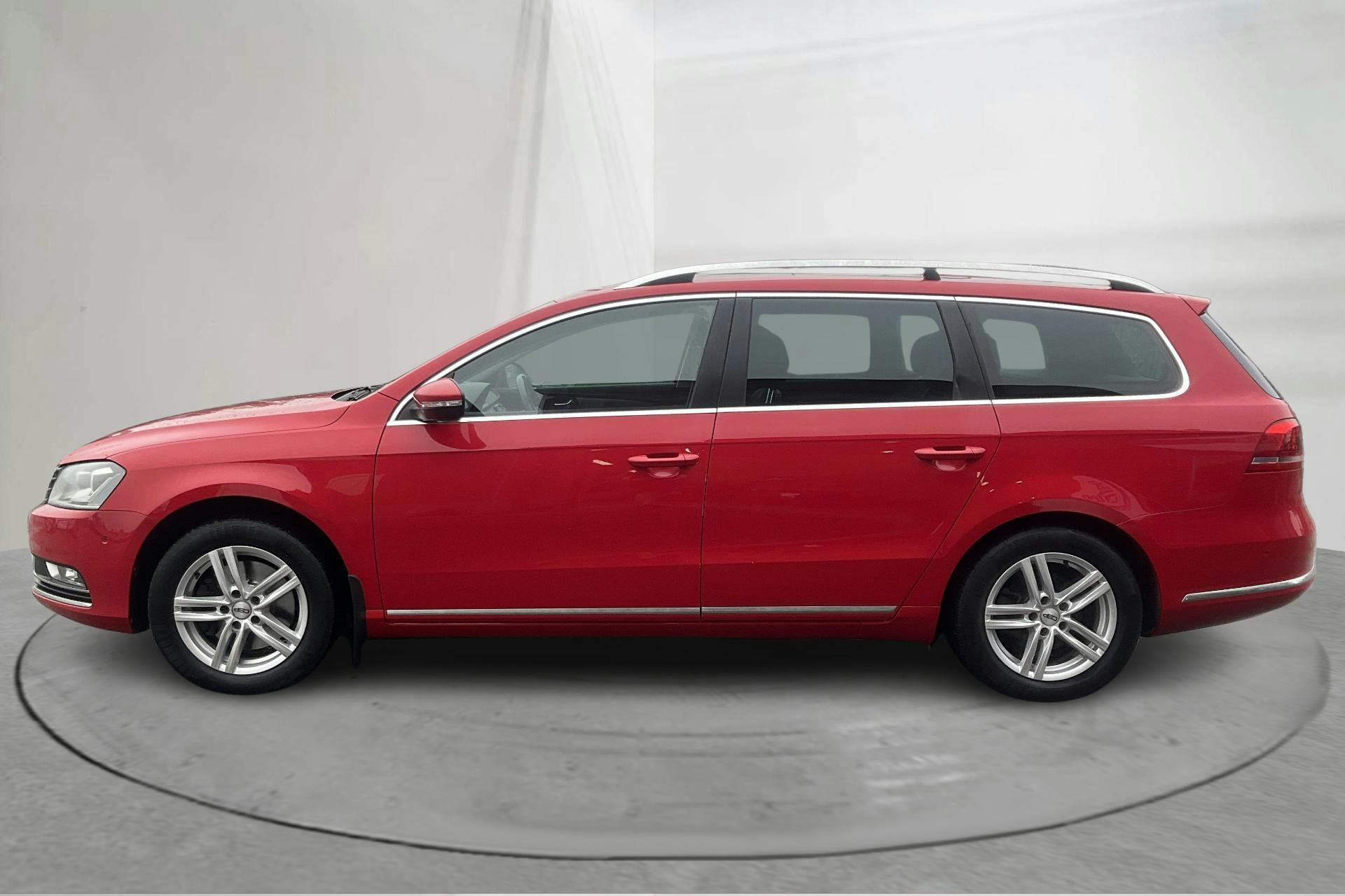 Presentationsfoto 2 av 14: VW Passat 1.4 TSI EcoFuel Variant (150hk) - 16 091 mil - Automat - röd - 2014